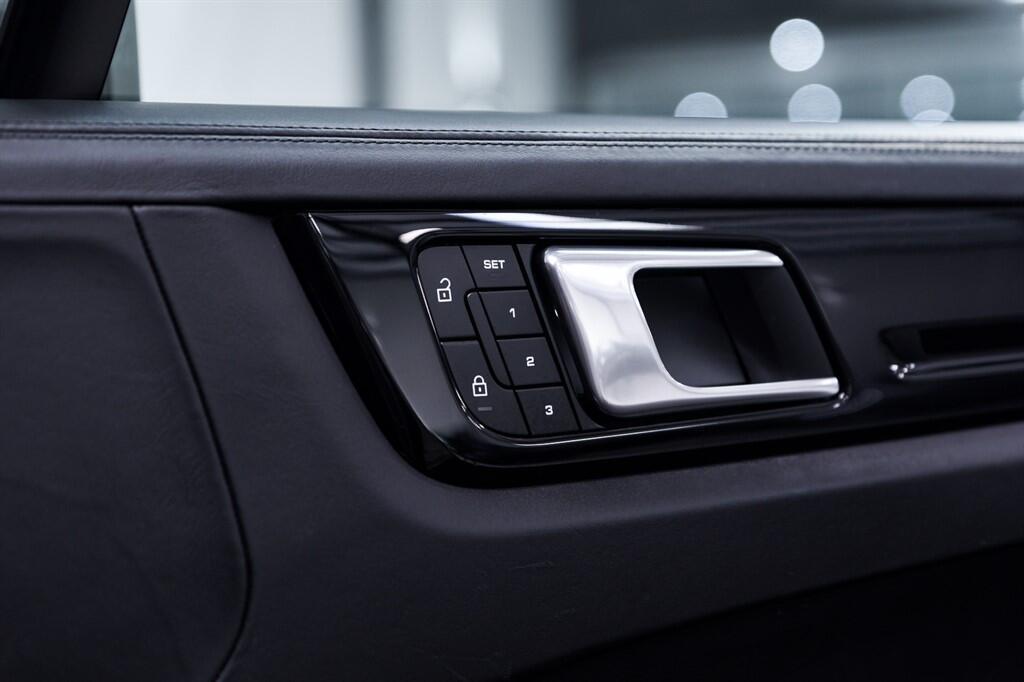 Porsche Cayenne - Image 39