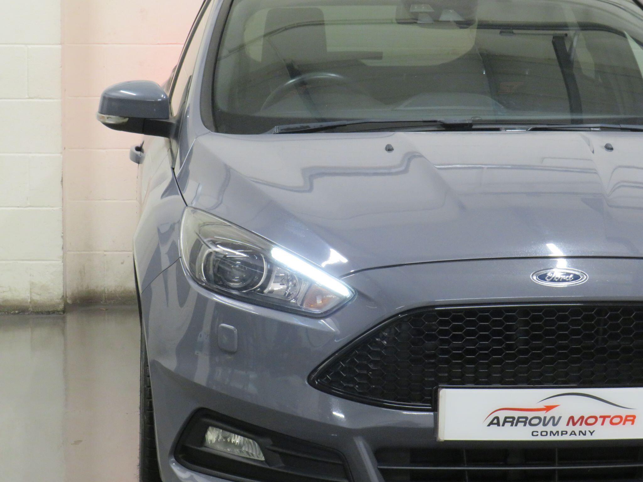 Ford Focus - Image 11