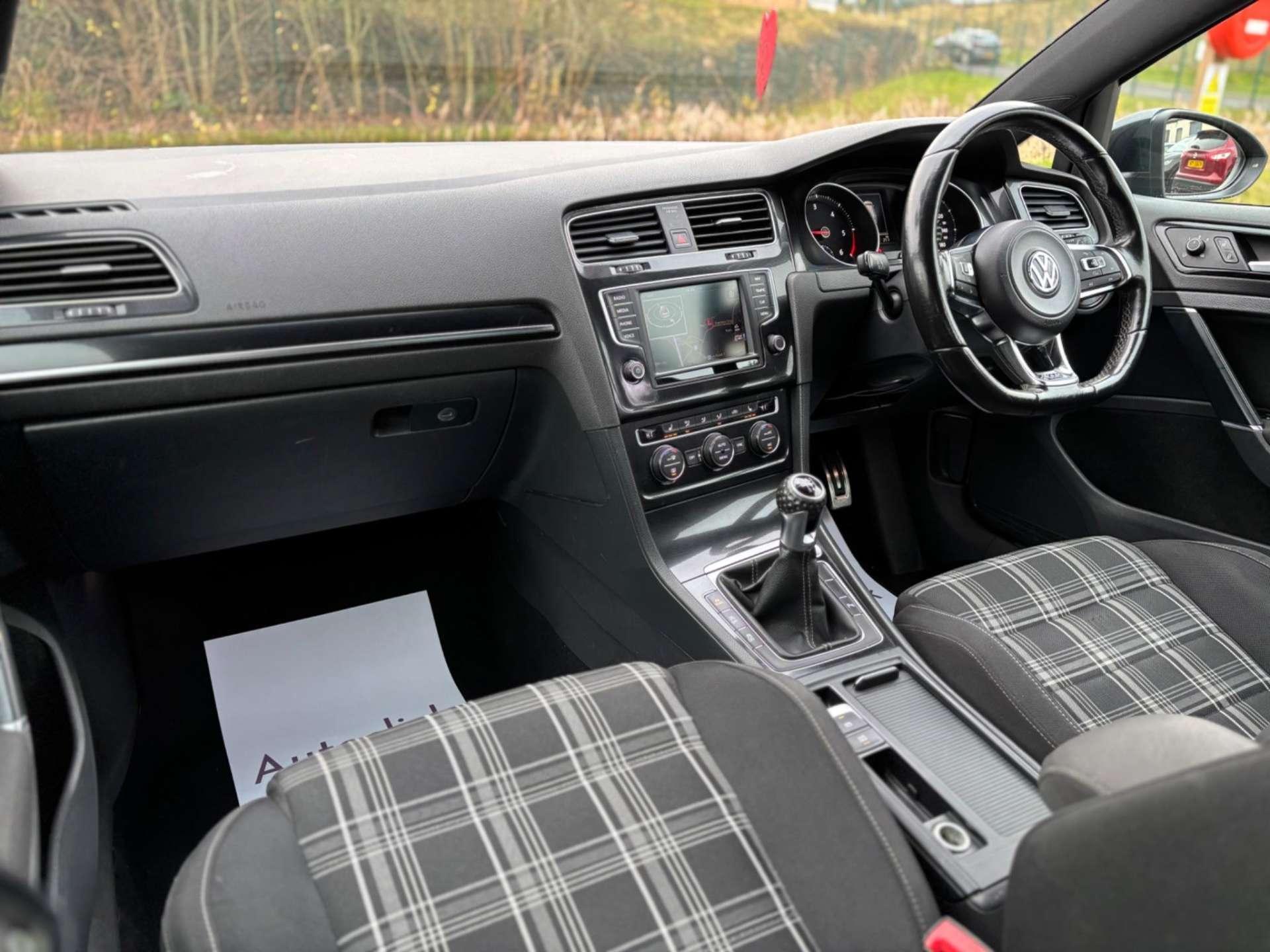 Volkswagen Golf - Image 30