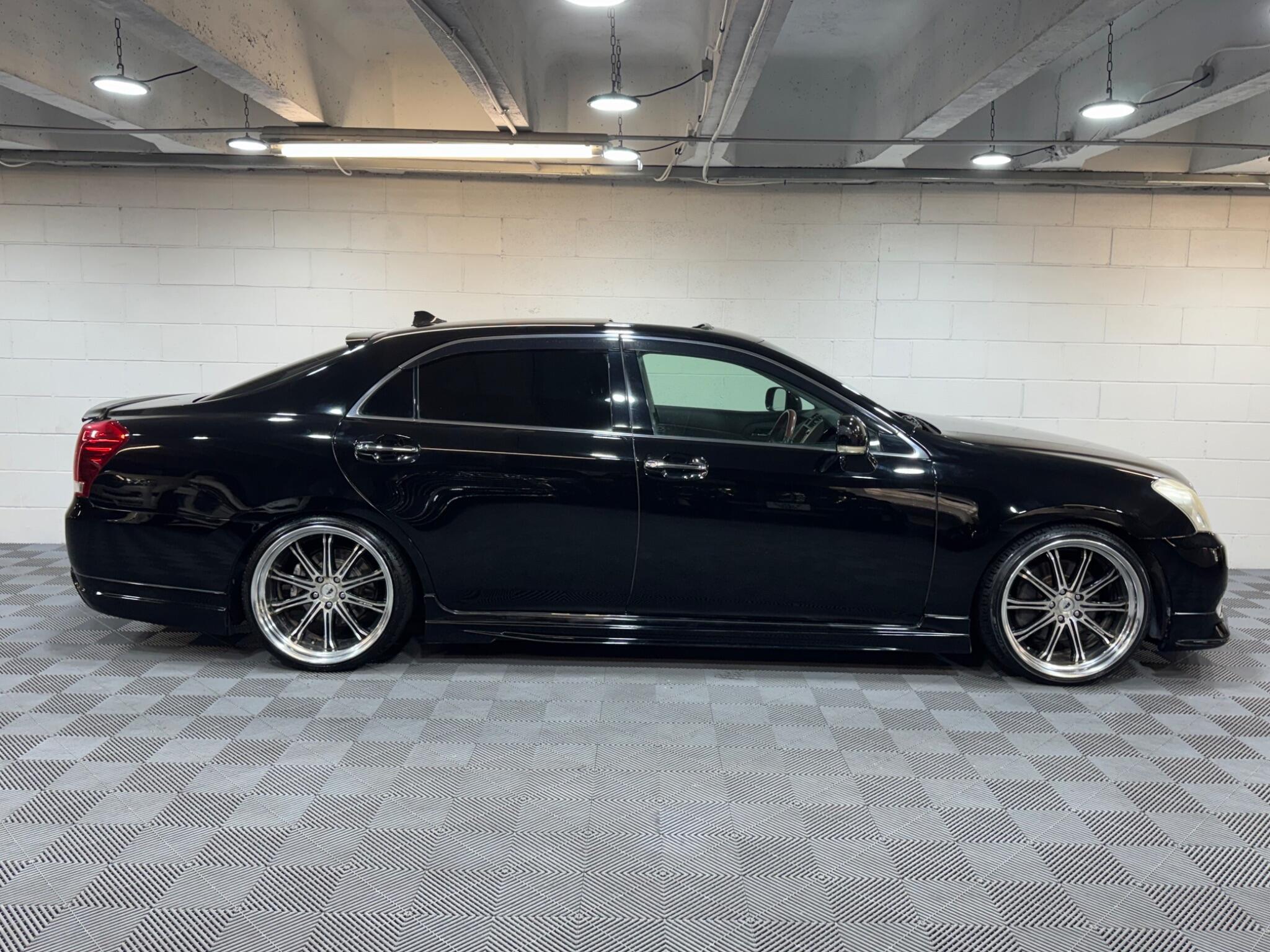Toyota CROWN - Image 5