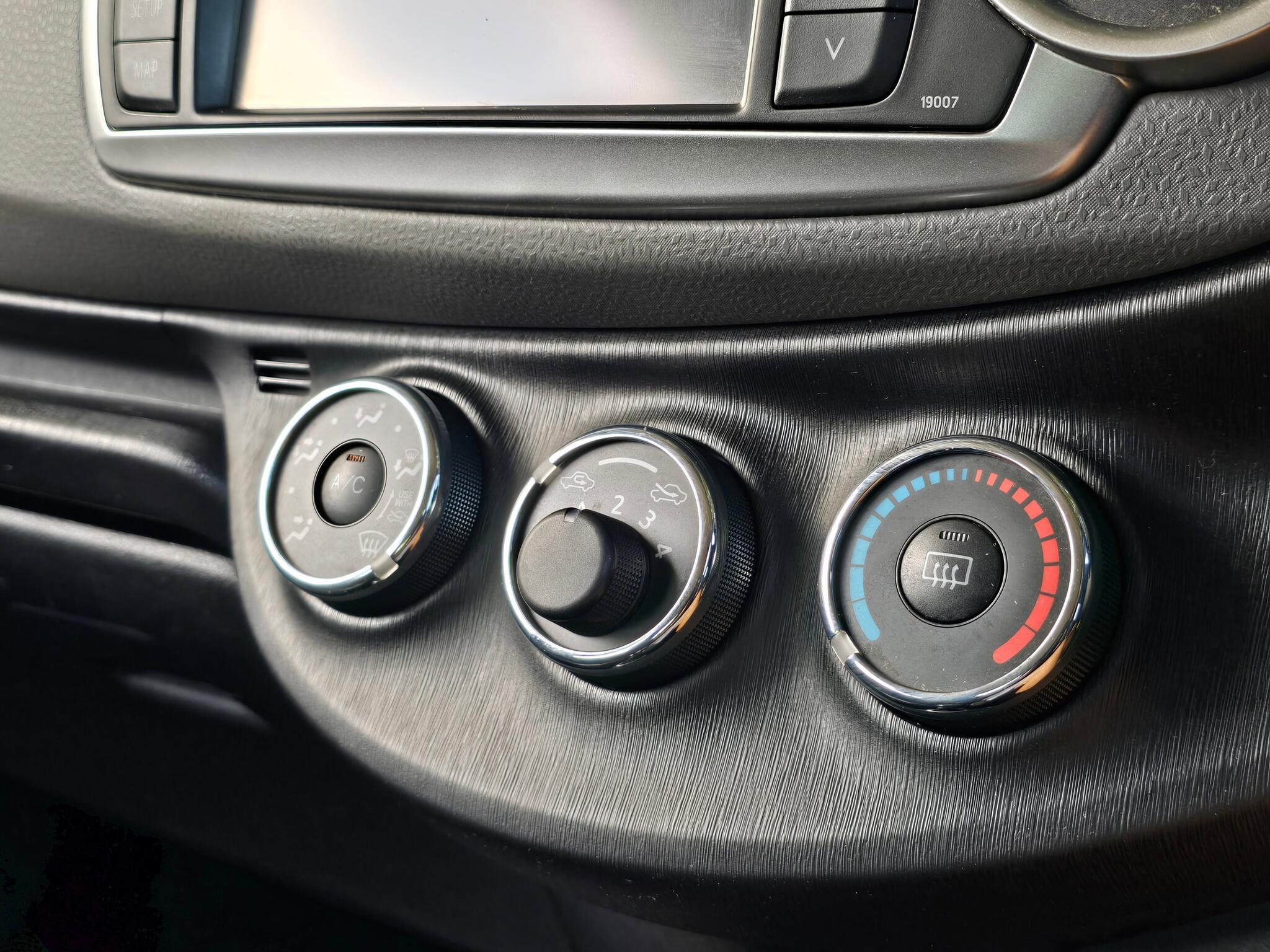 Toyota Yaris - Image 9