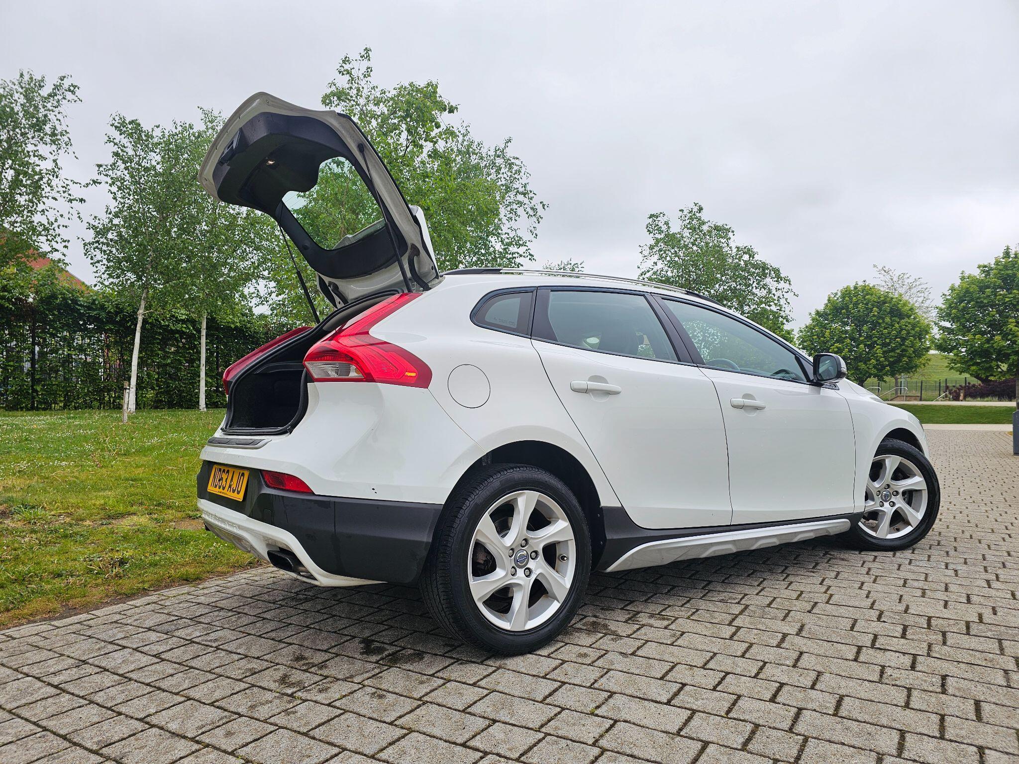 Volvo V40 CROSS COUNTRY - Image 4