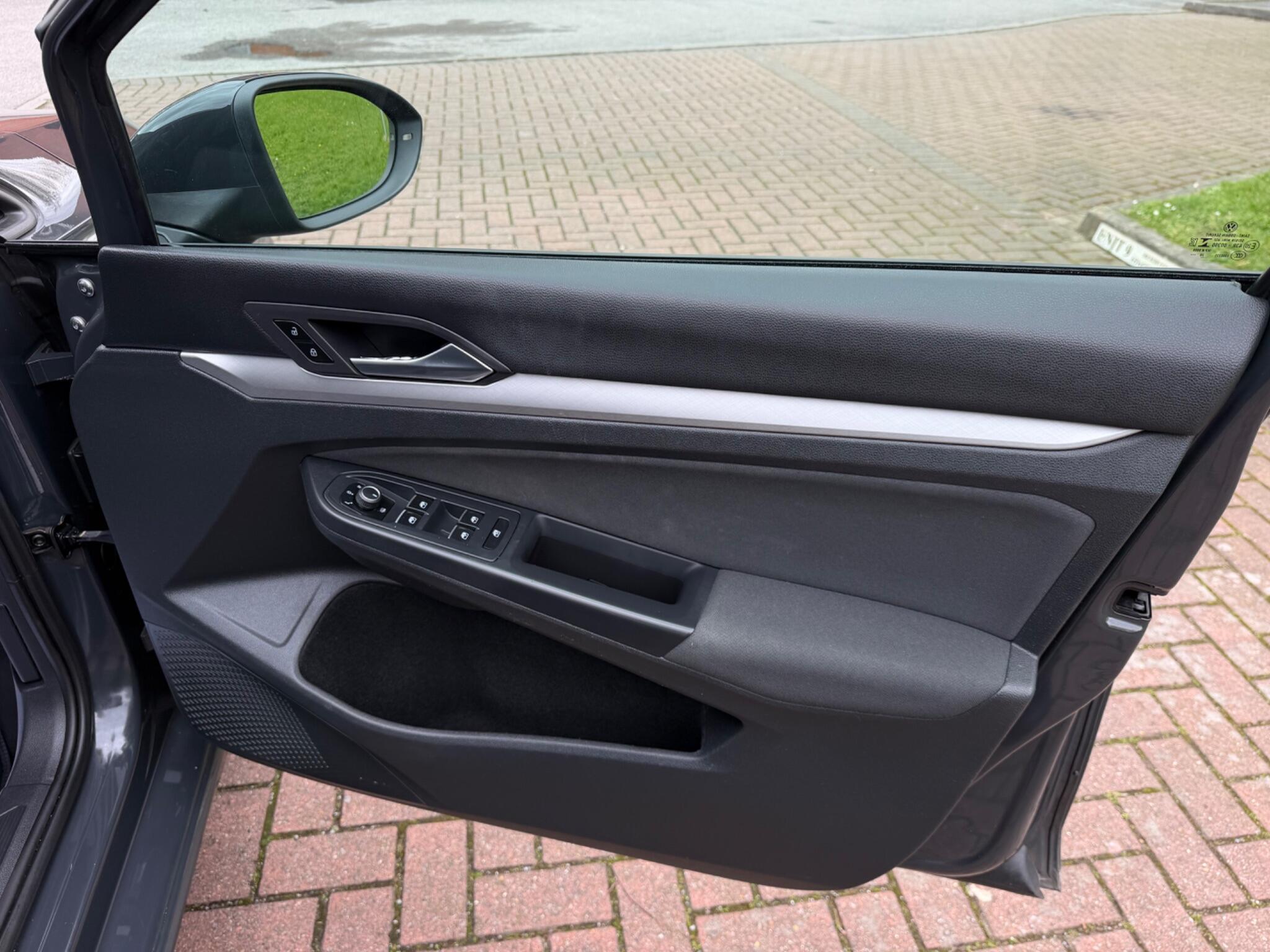 Volkswagen Golf - Image 31