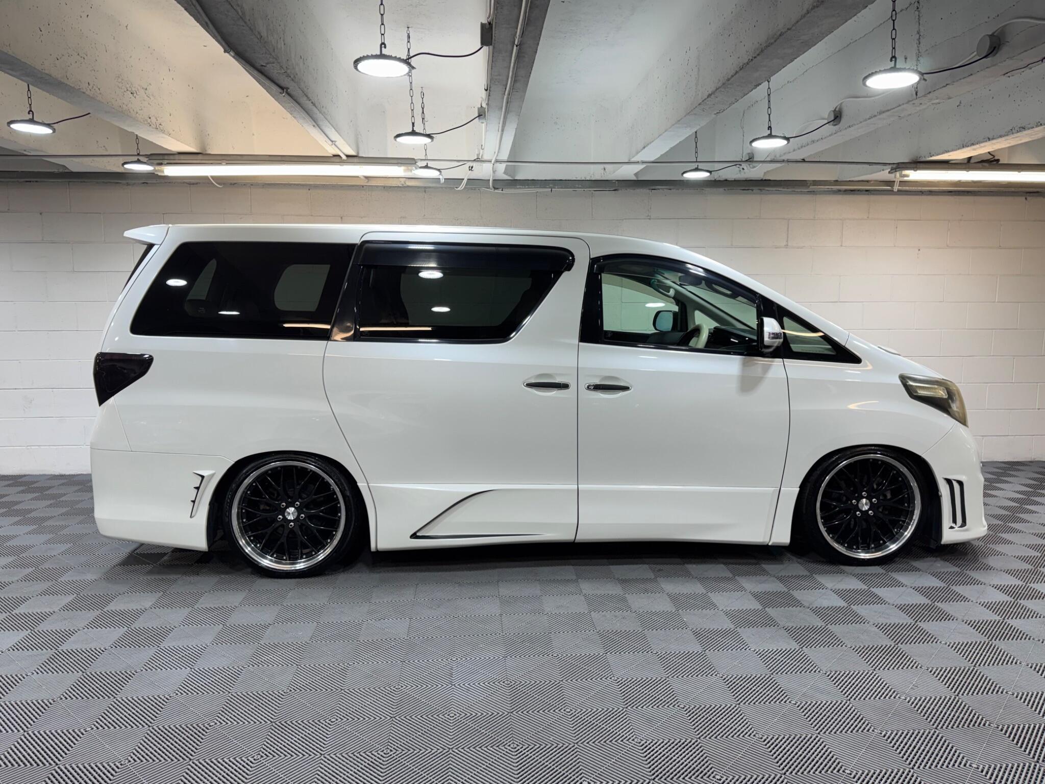 Toyota Alphard - Image 5
