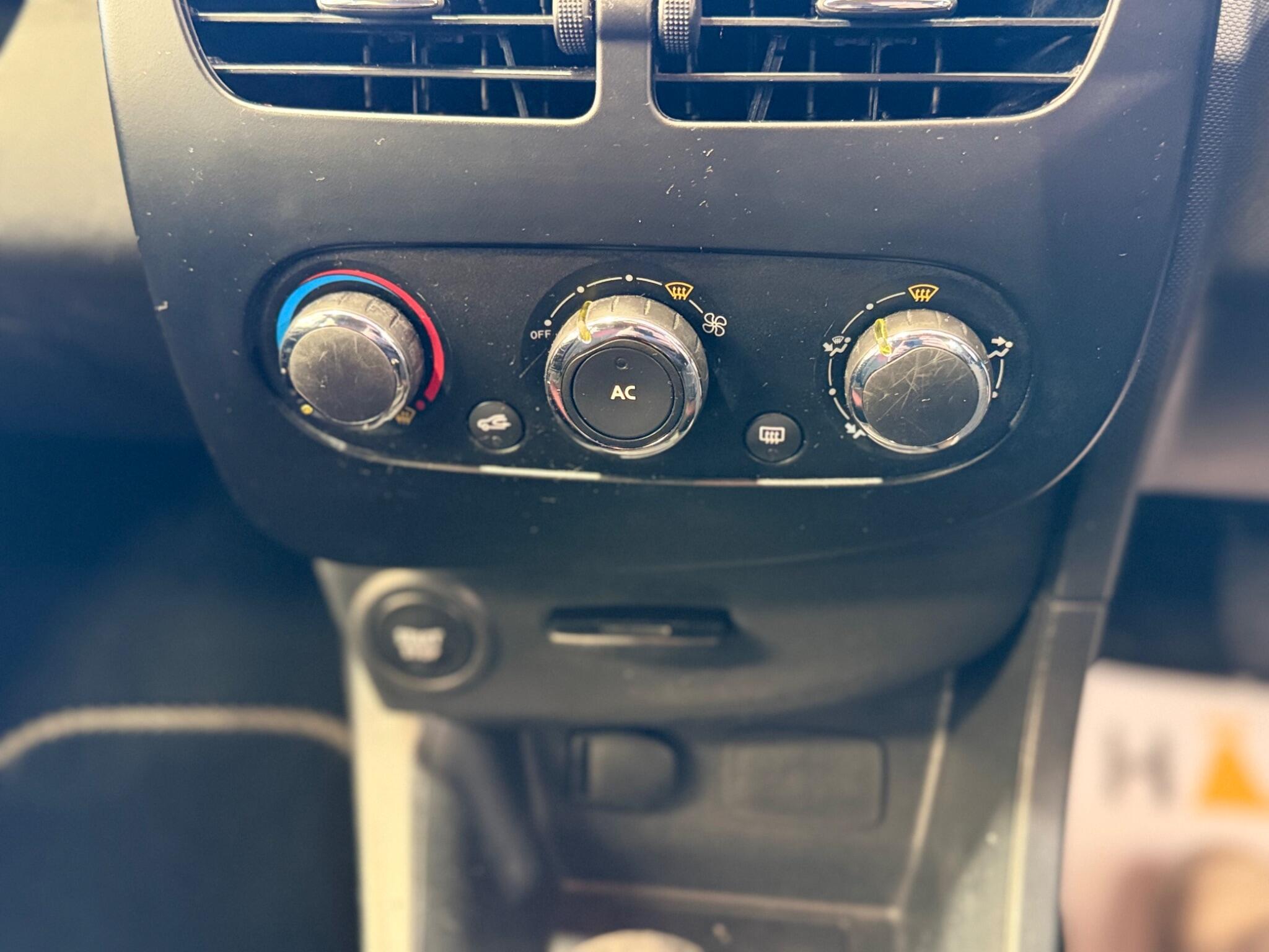 Renault Clio - Image 21