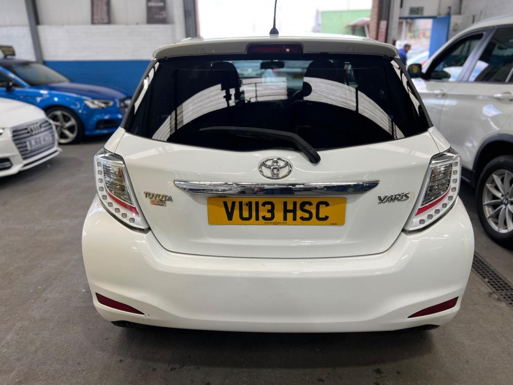 Toyota Yaris - Image 8