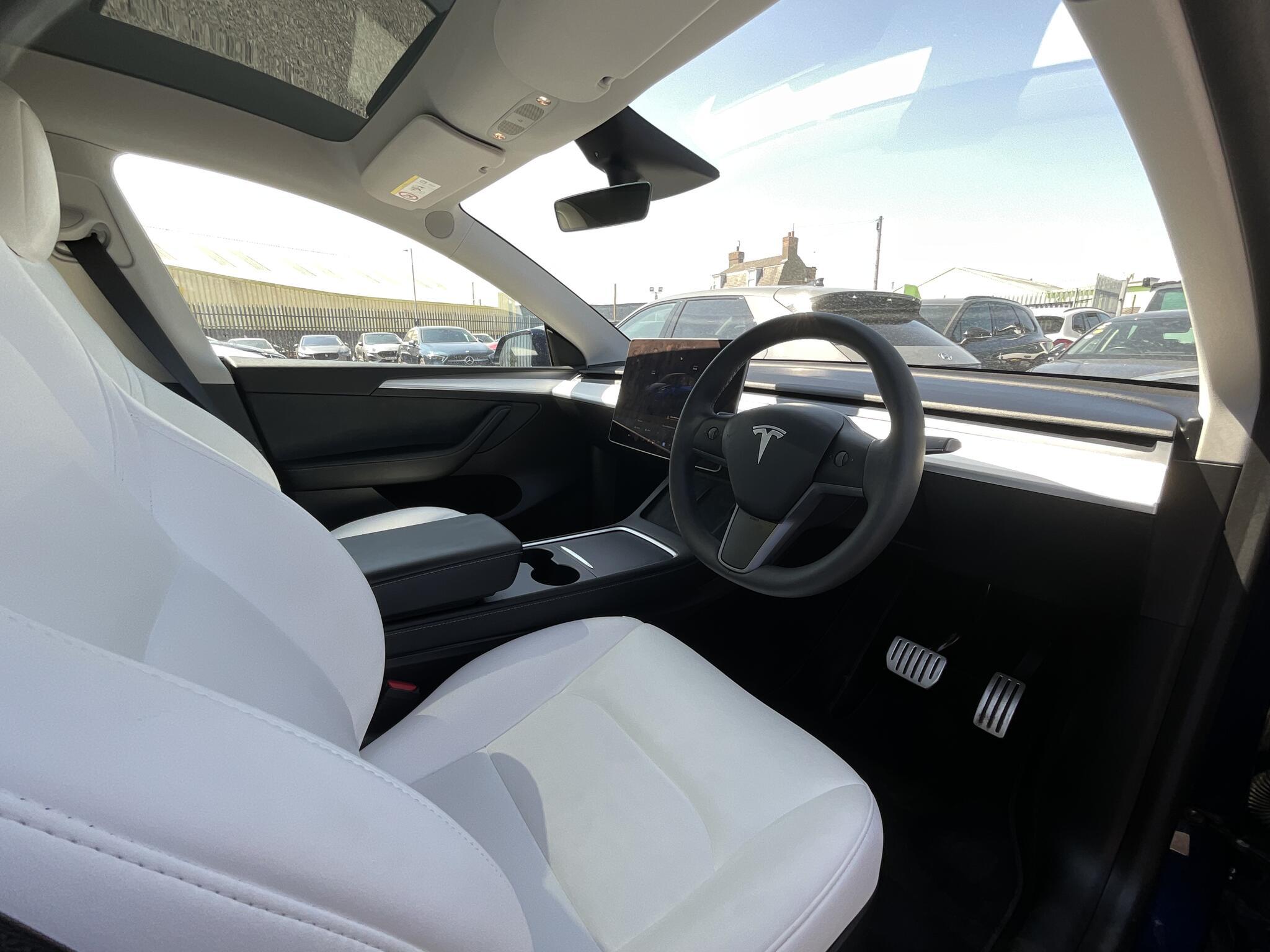 Tesla Model Y - Image 2