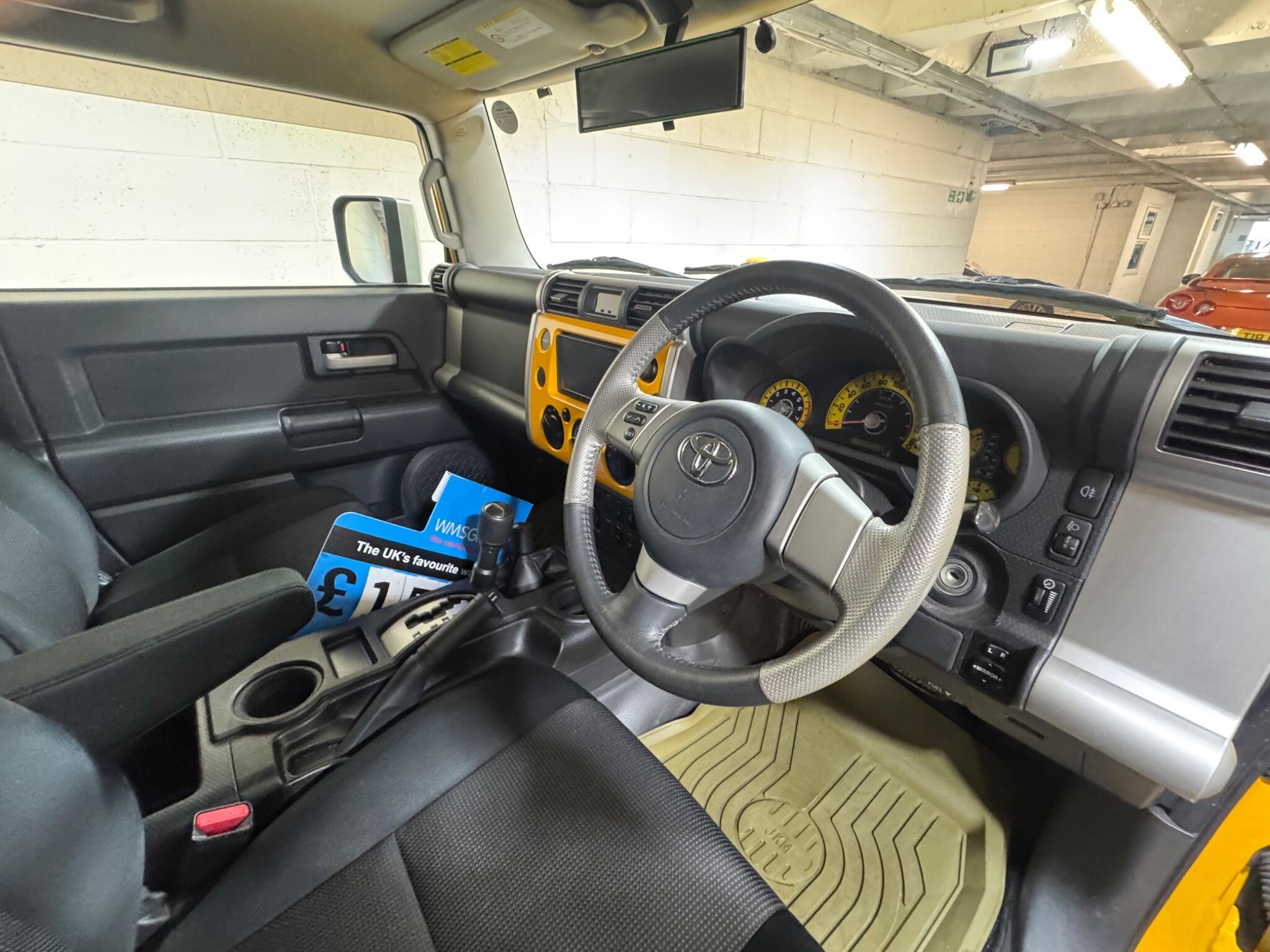 Toyota FJ CRUISER - Image 8