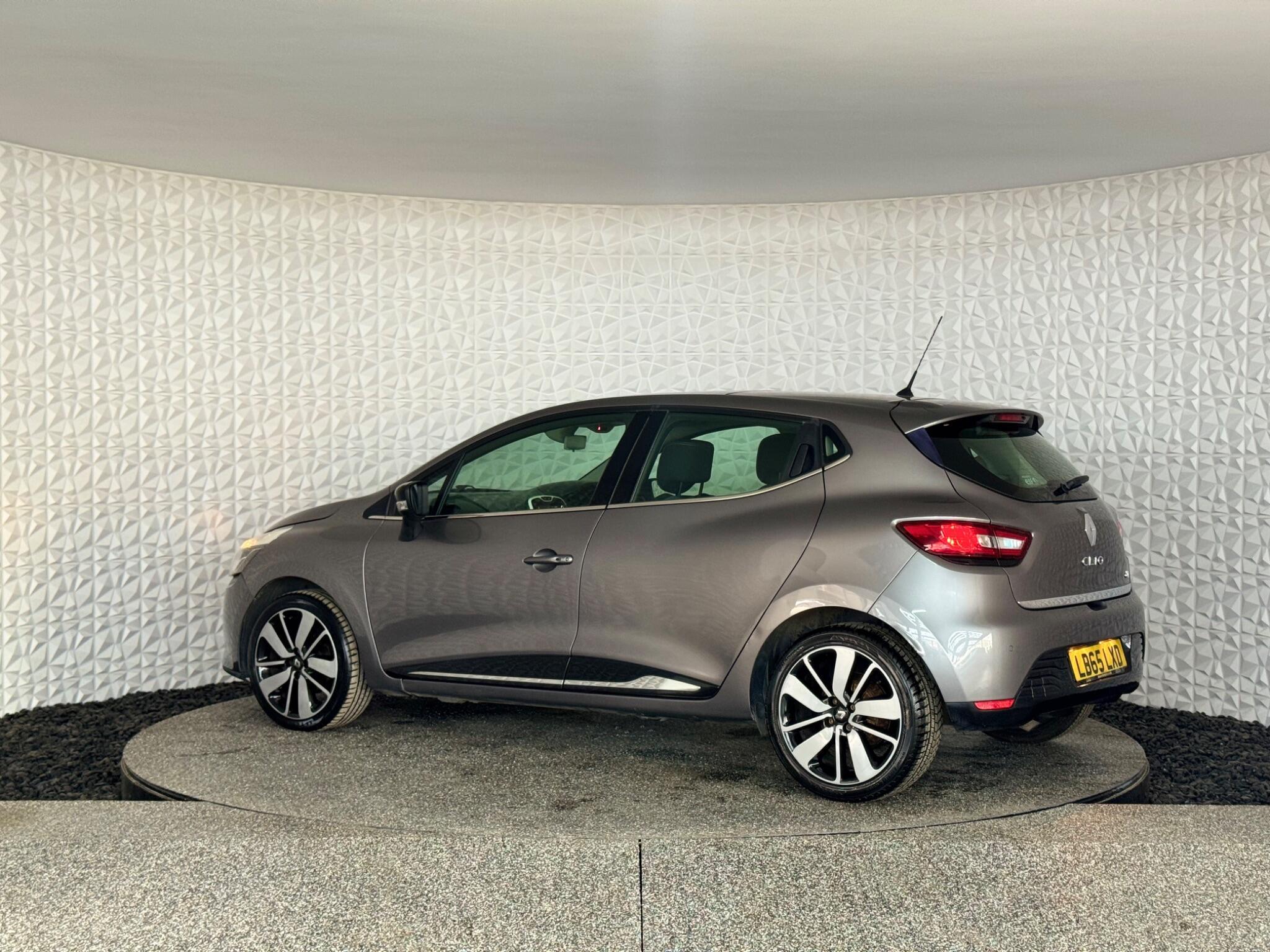 Renault Clio - Image 19