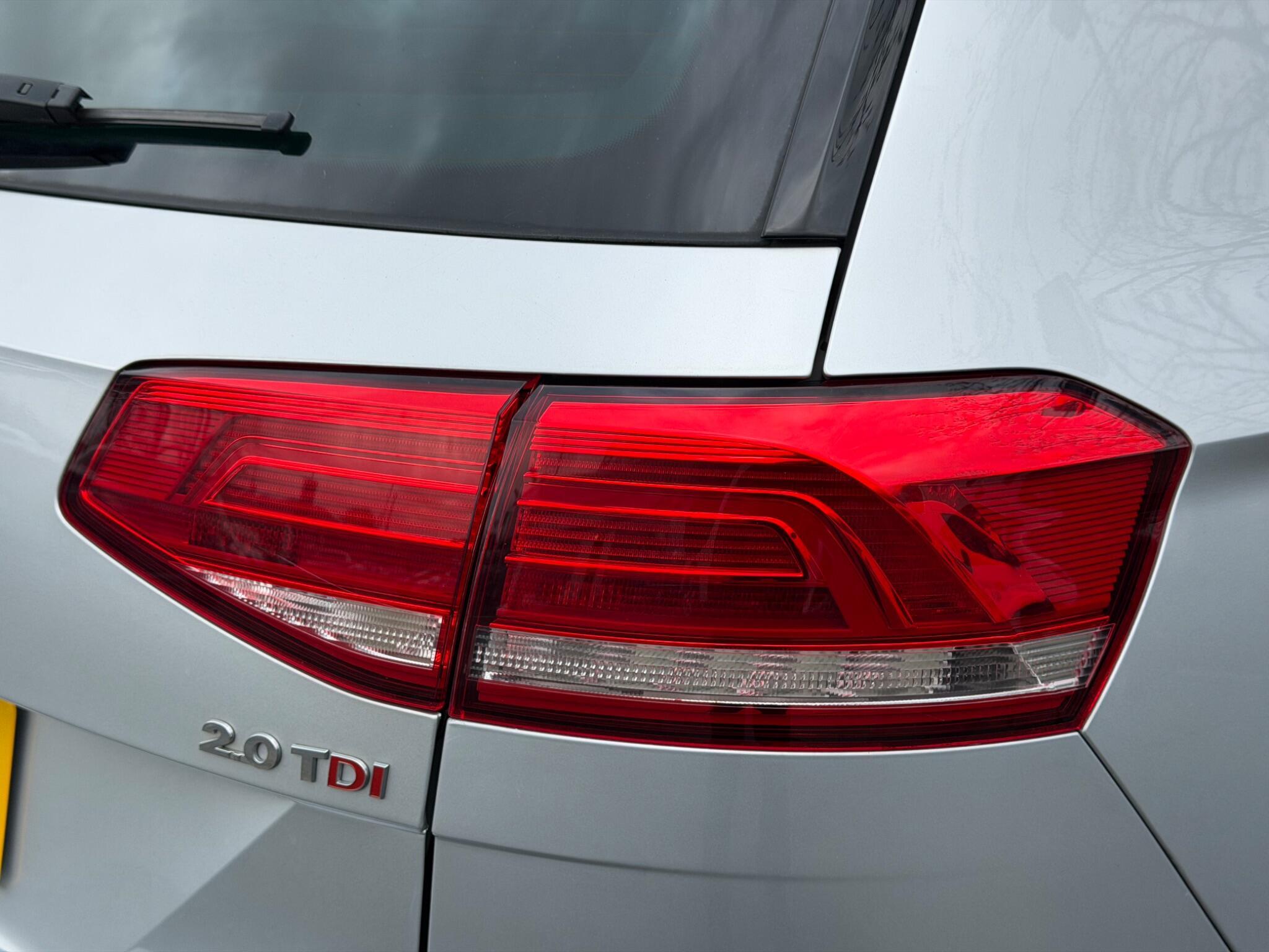 Volkswagen Passat - Image 34