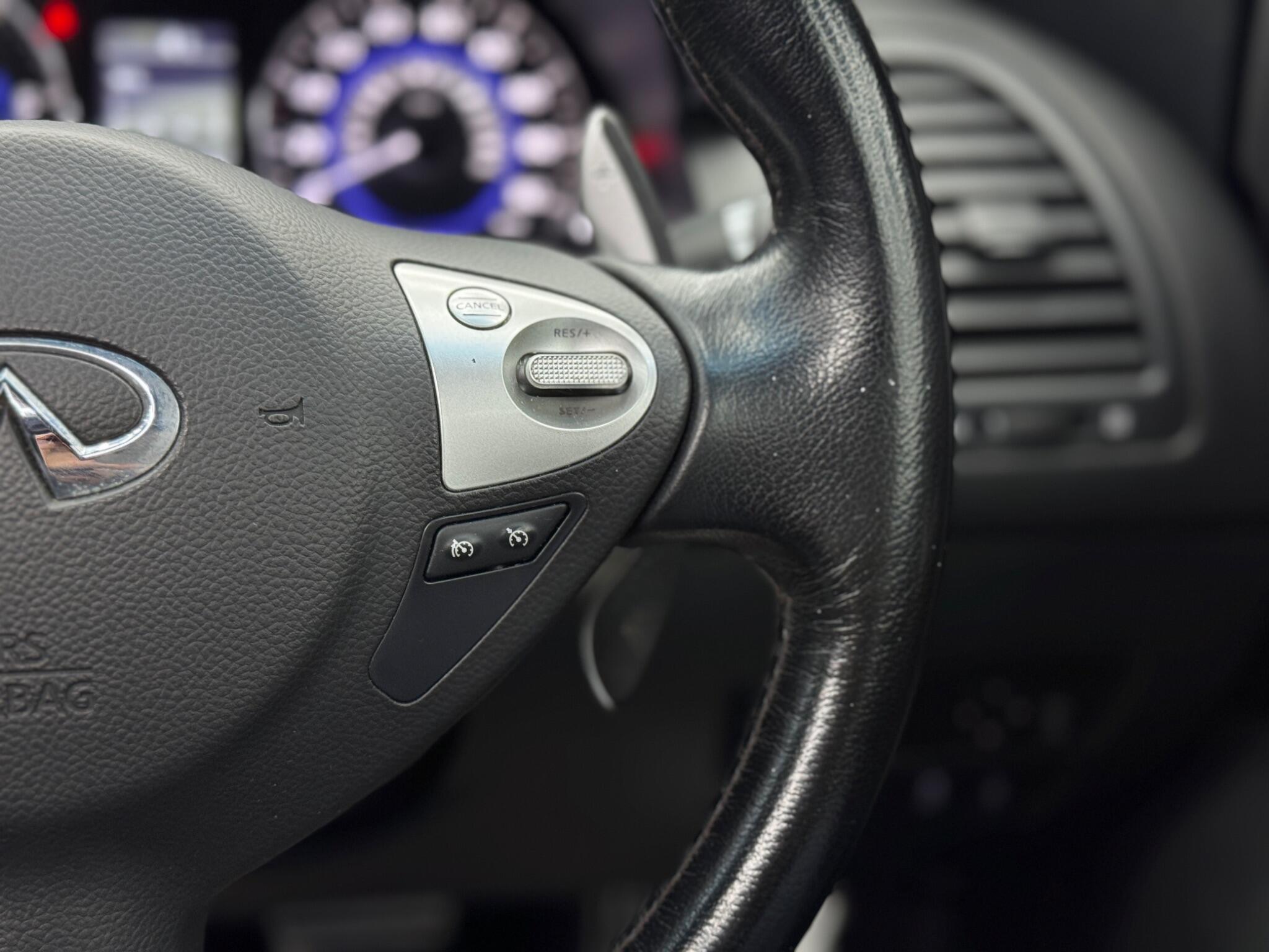 Infiniti QX70 - Image 21