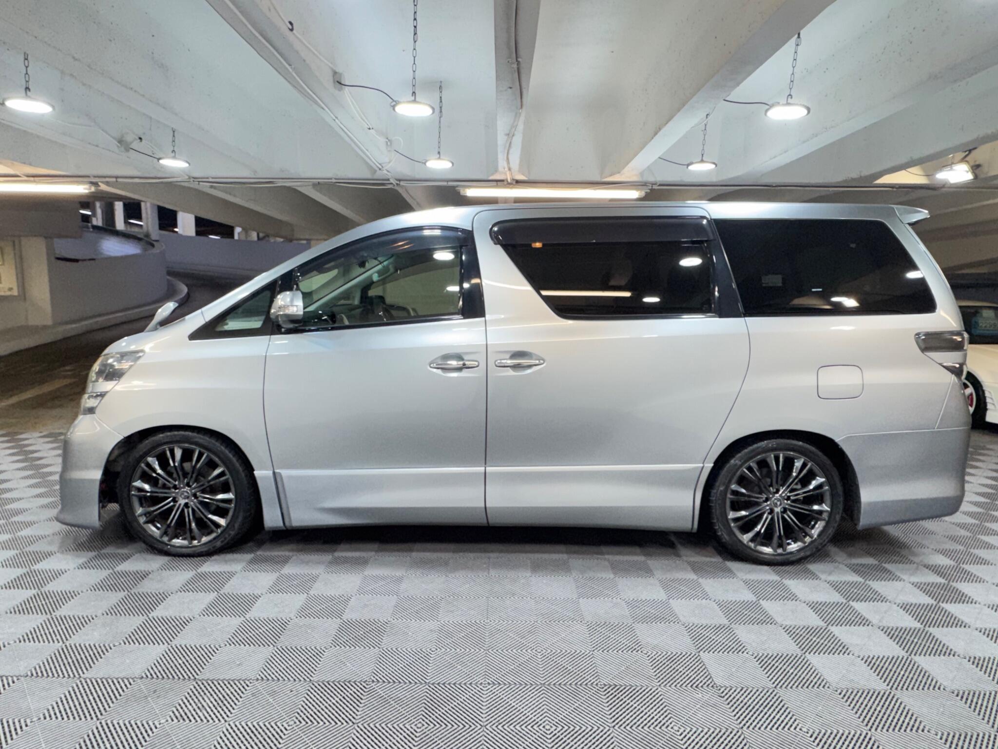 Toyota Vellfire - Image 2