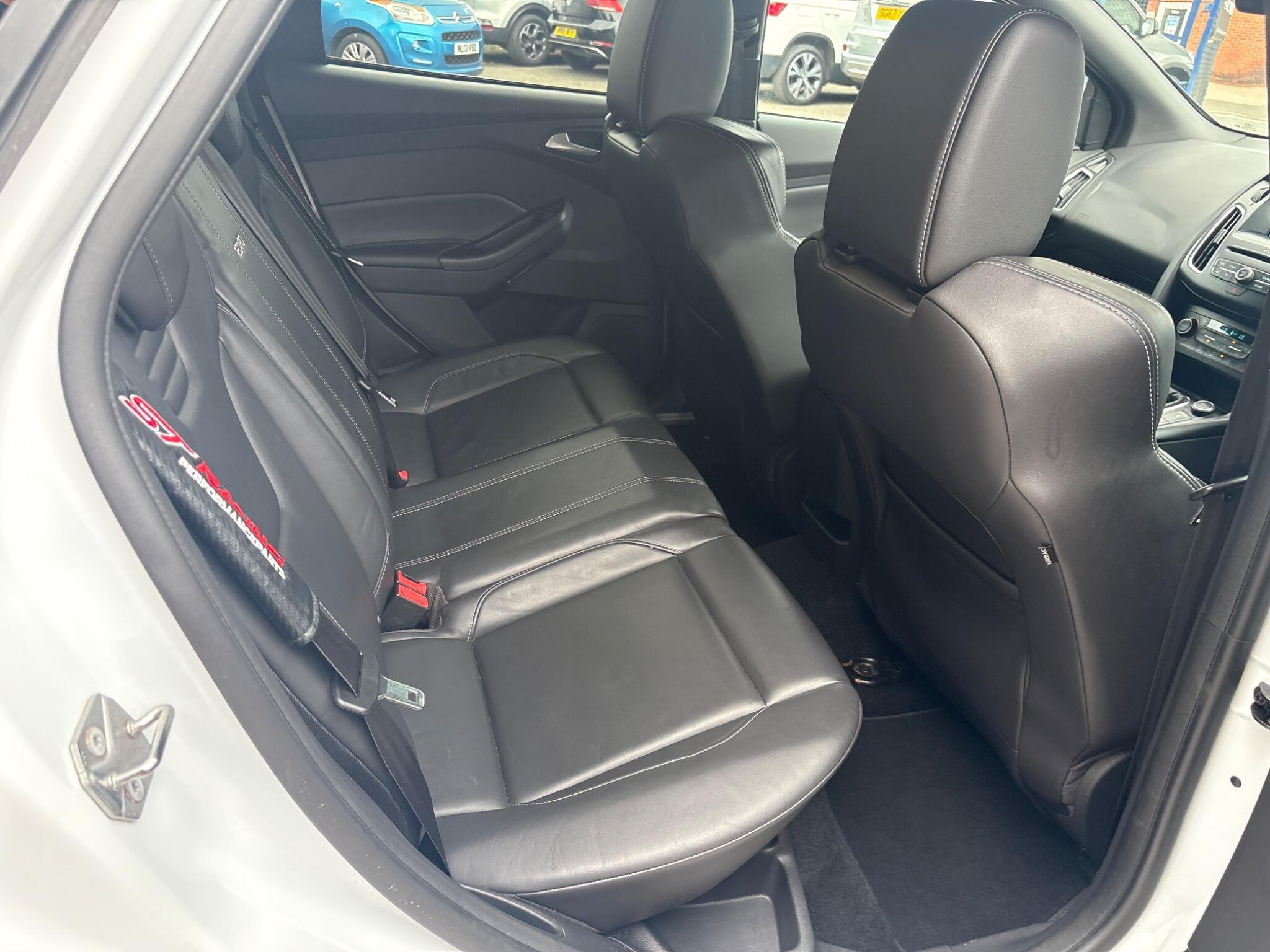 Ford Focus - Image 19