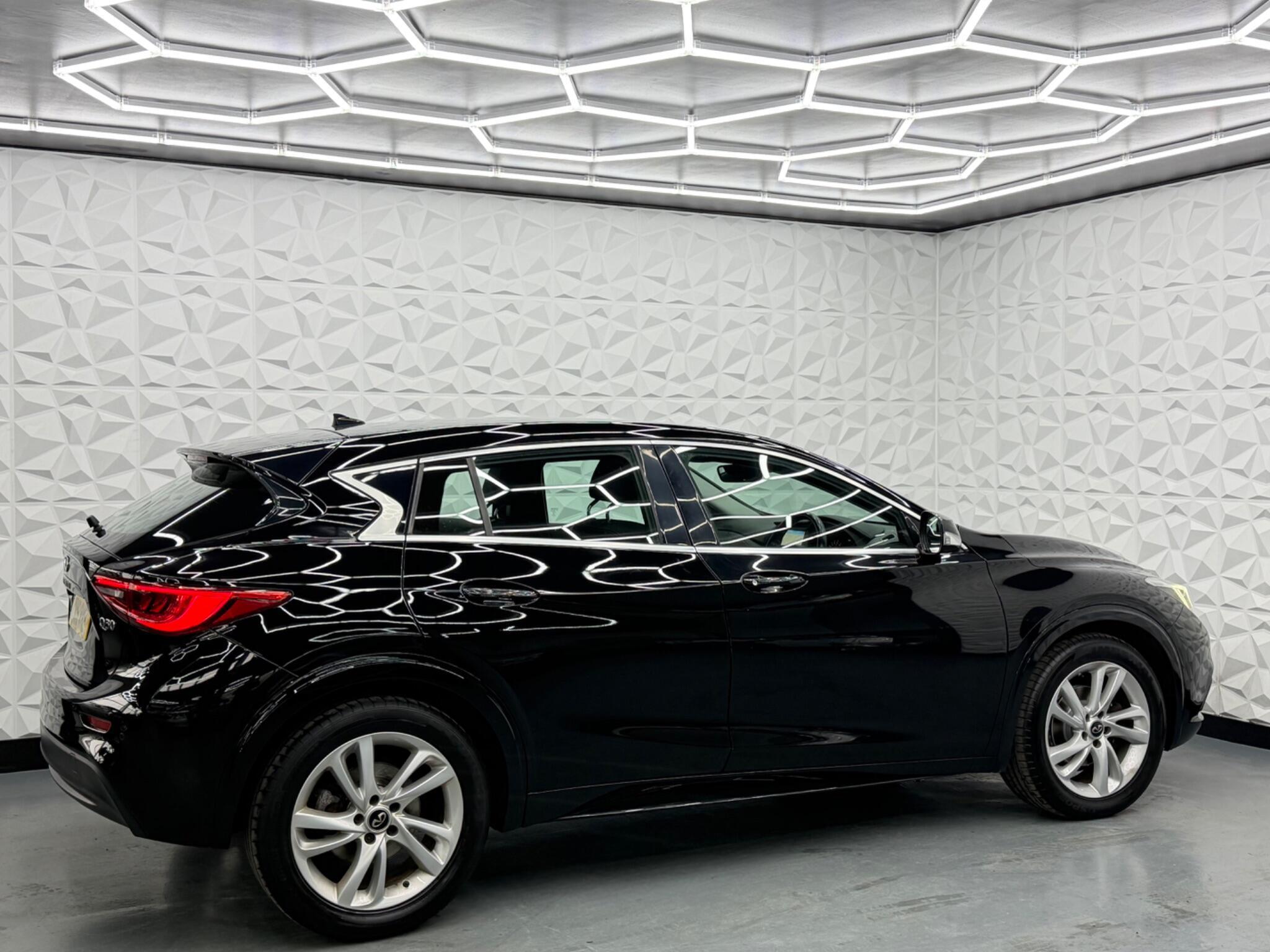 Infiniti Q30 - Image 11
