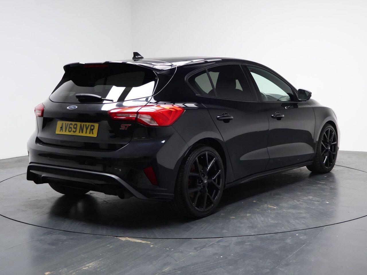 Ford Focus - Image 12