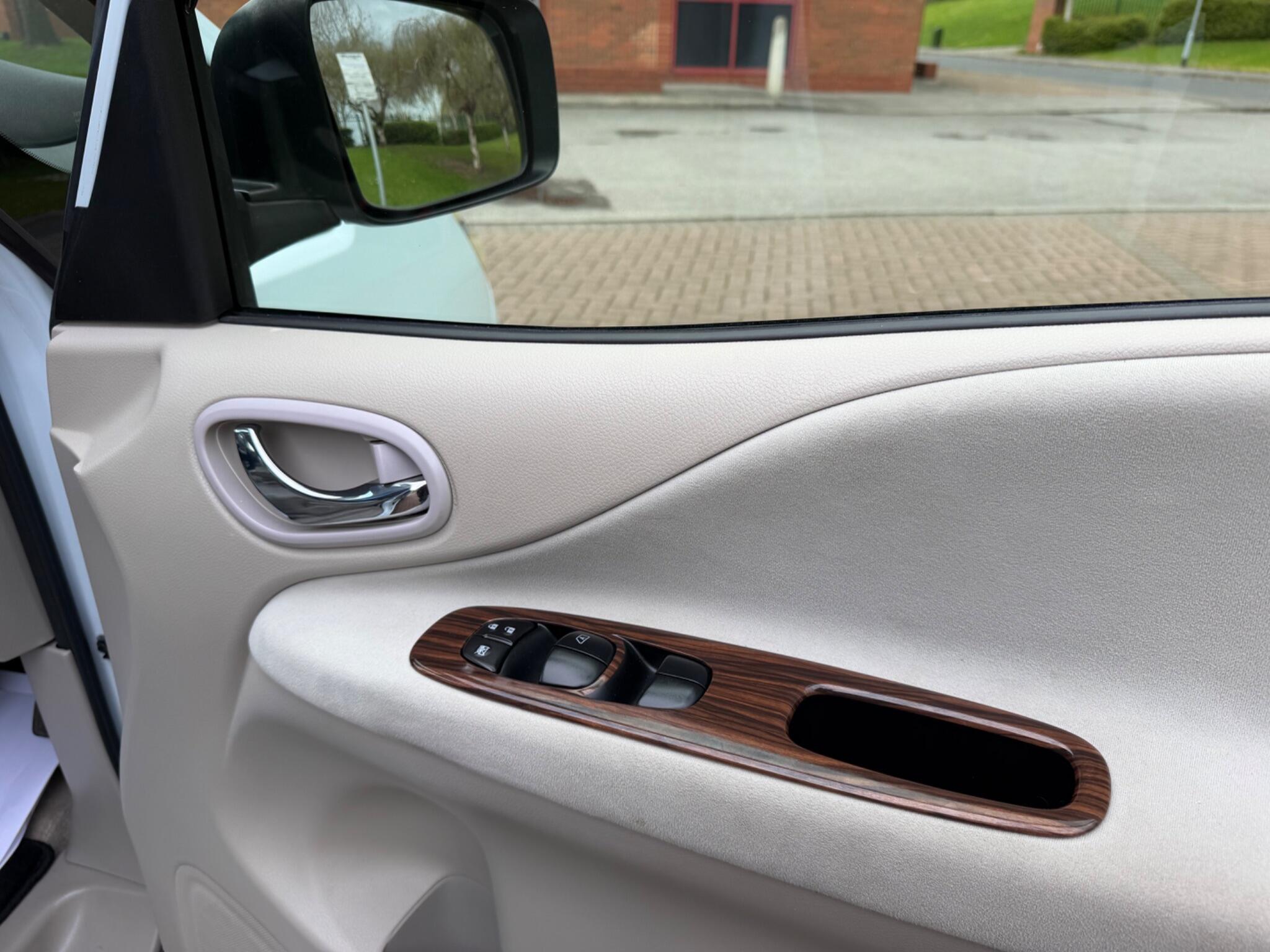 Nissan Serena - Image 32