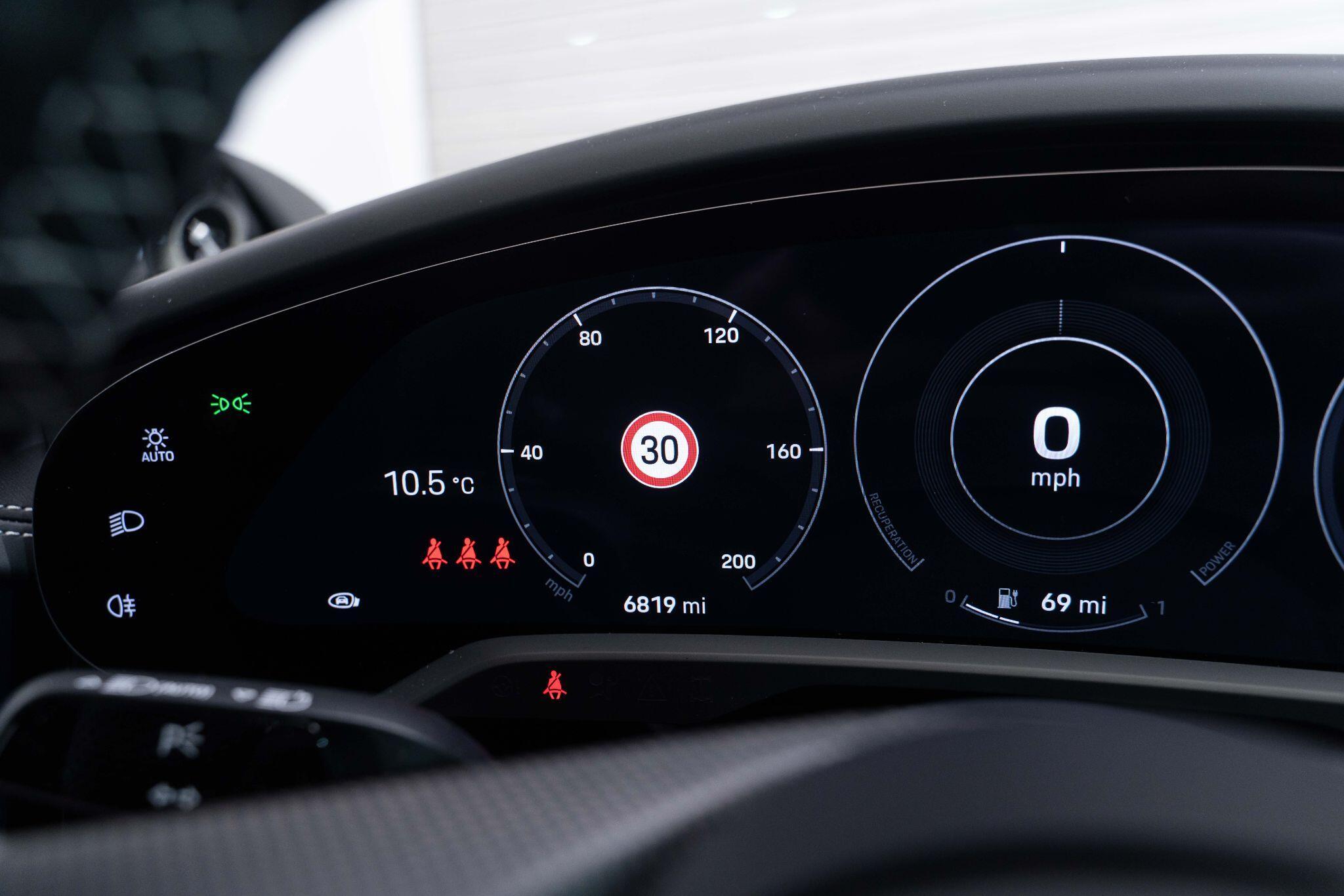 Porsche Taycan - Image 31