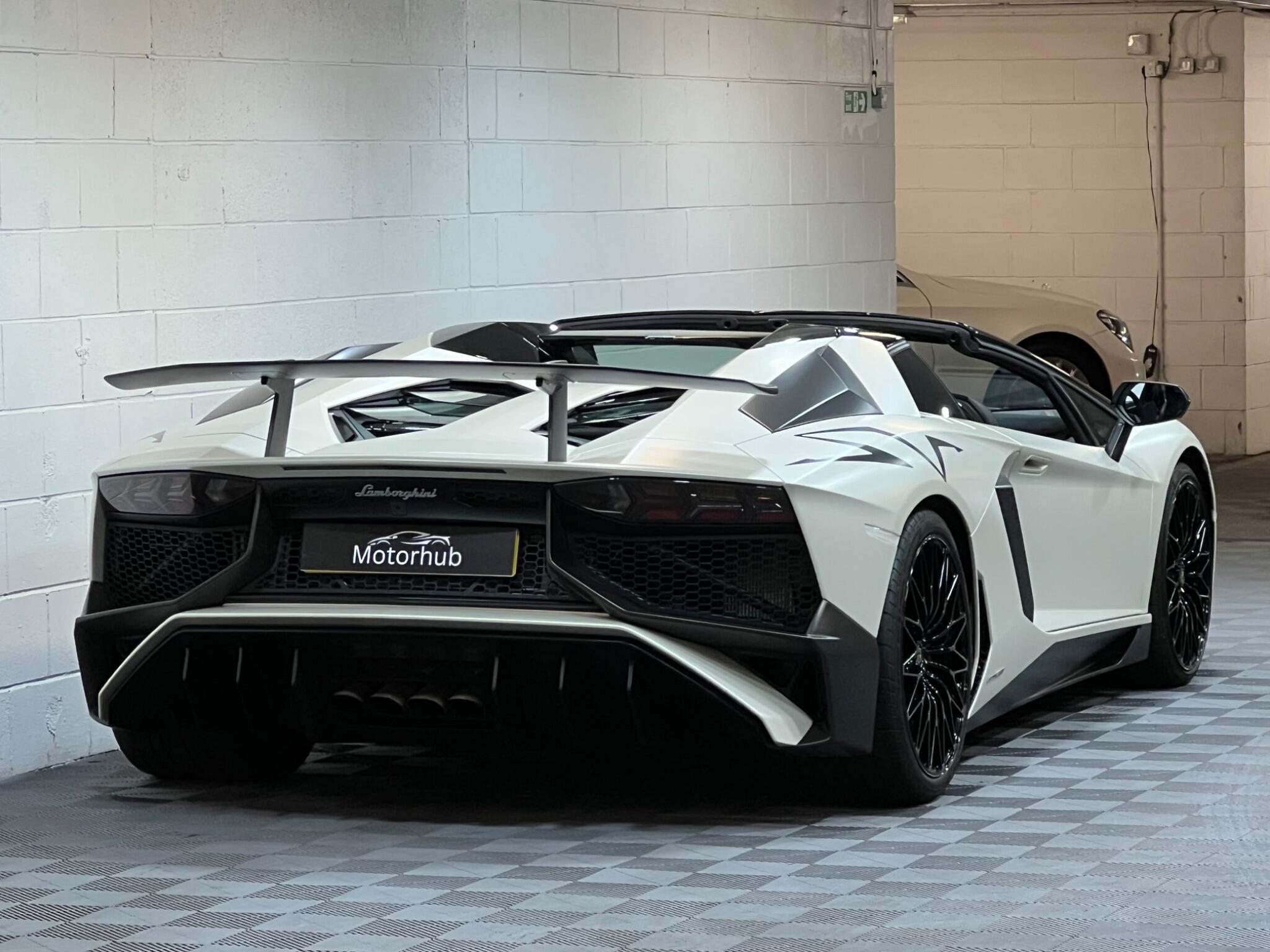 Lamborghini Aventador - Image 4