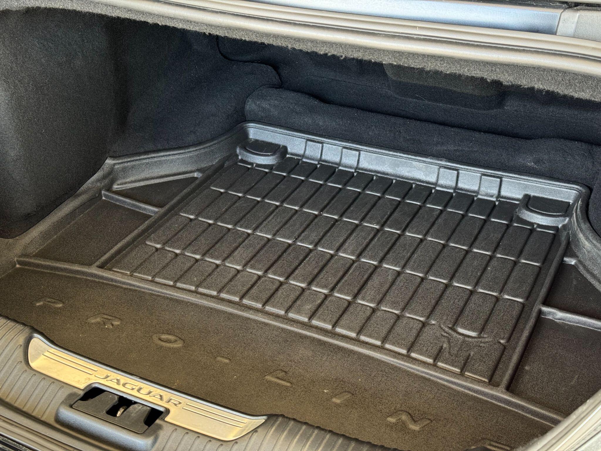 Jaguar XJ - Image 18