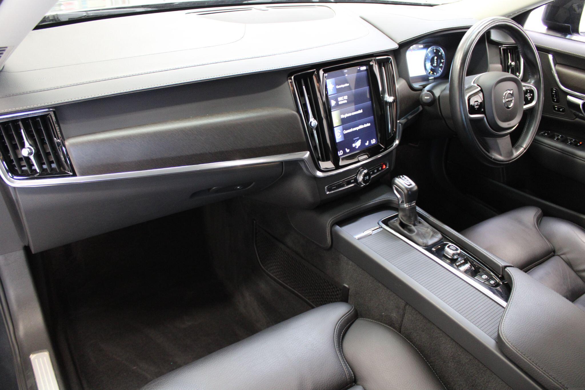 Volvo V90 CROSS COUNTRY - Image 2