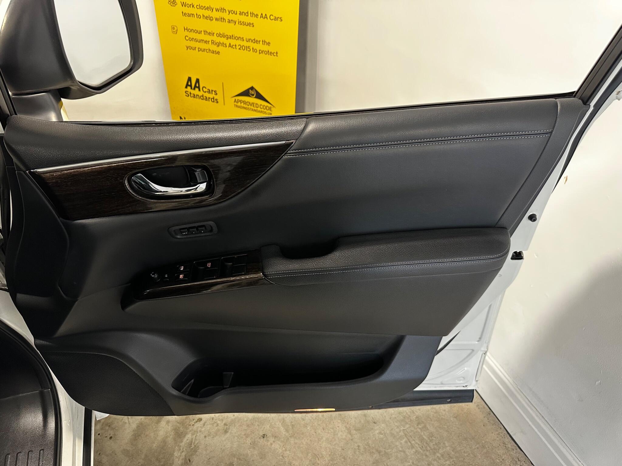 Nissan Elgrand - Image 12