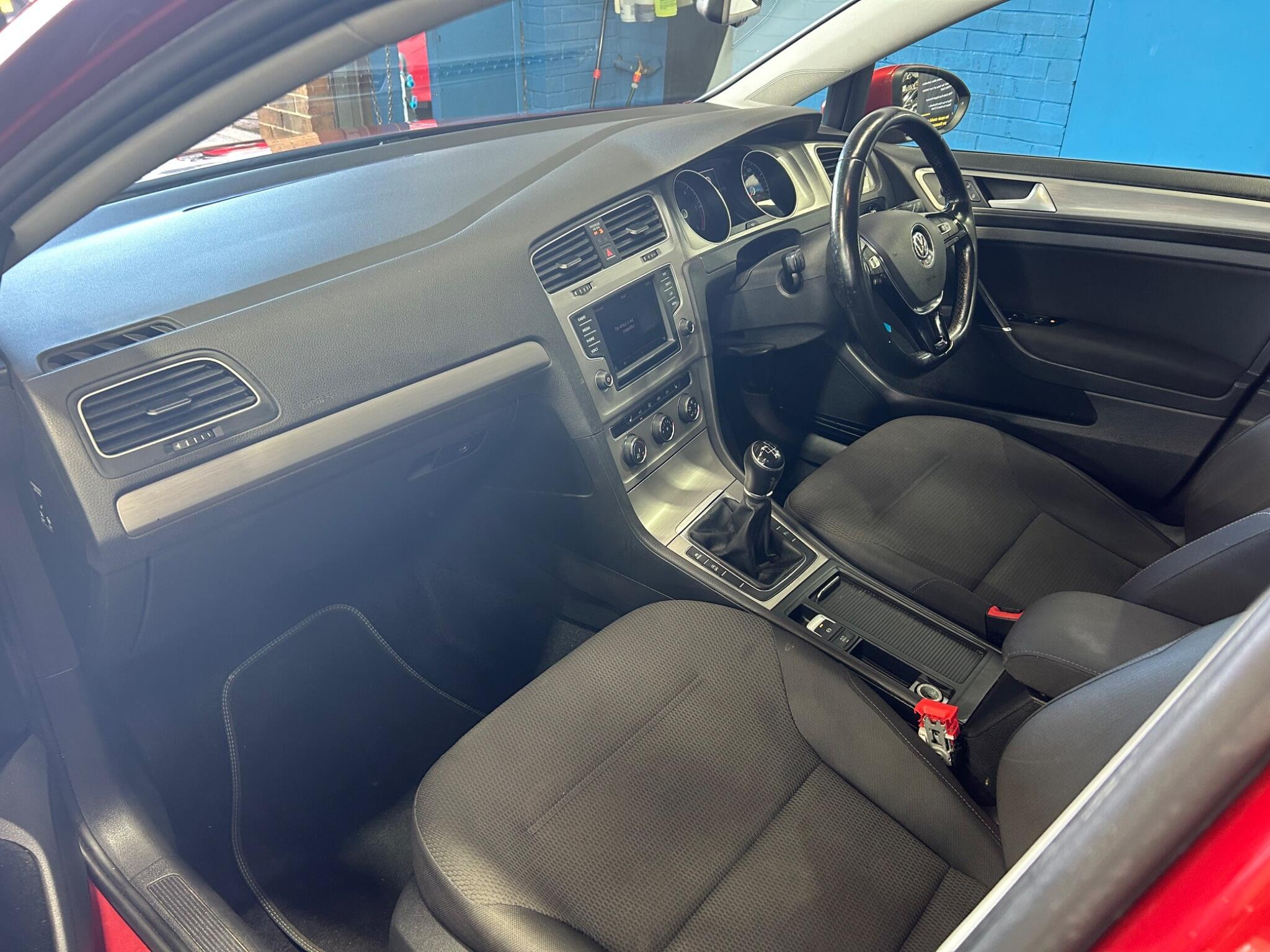 Volkswagen Golf - Image 30