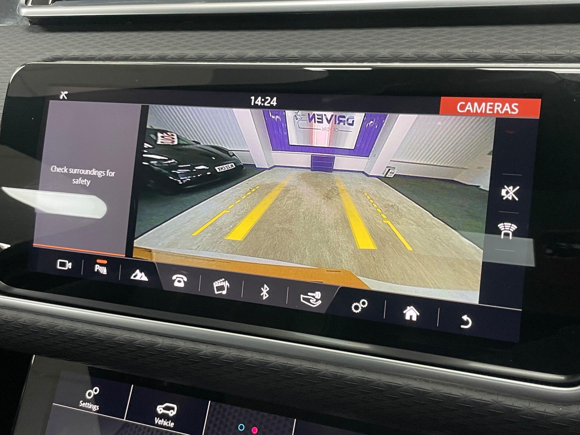 Land Rover Range Rover Velar - Image 40