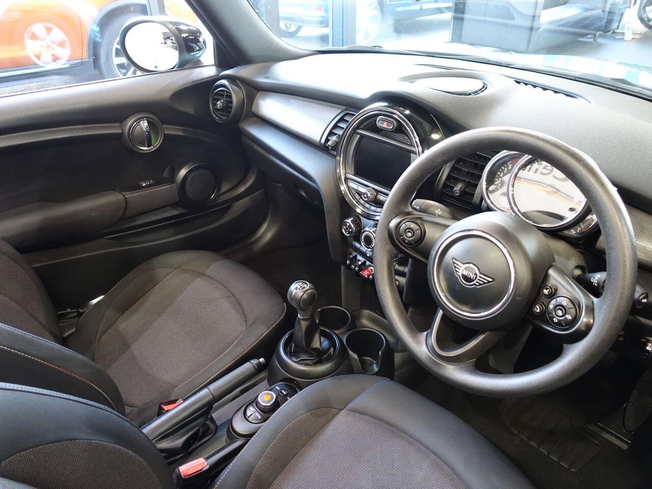 MINI Convertible - Image 2