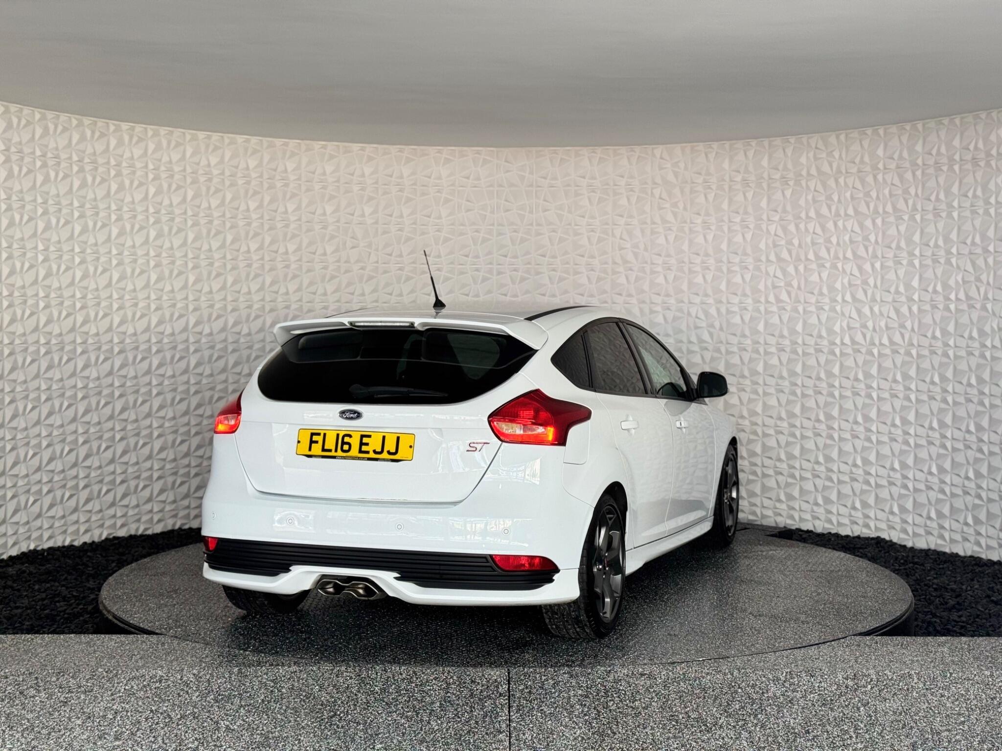 Ford Focus - Image 14