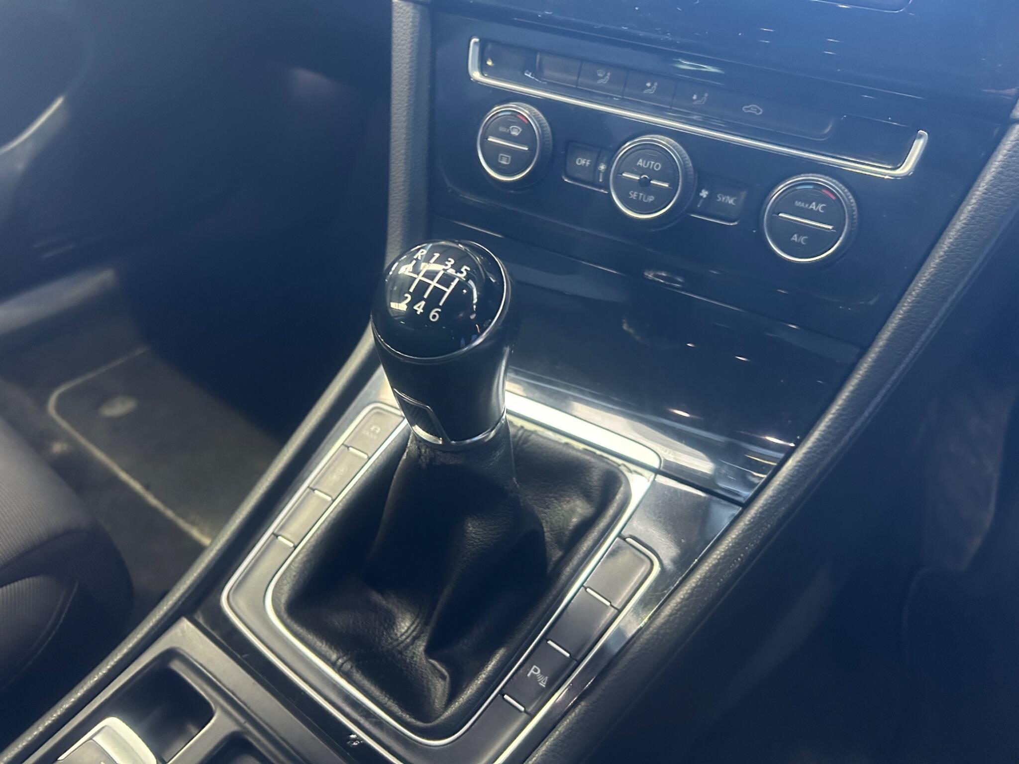 Volkswagen Golf - Image 21