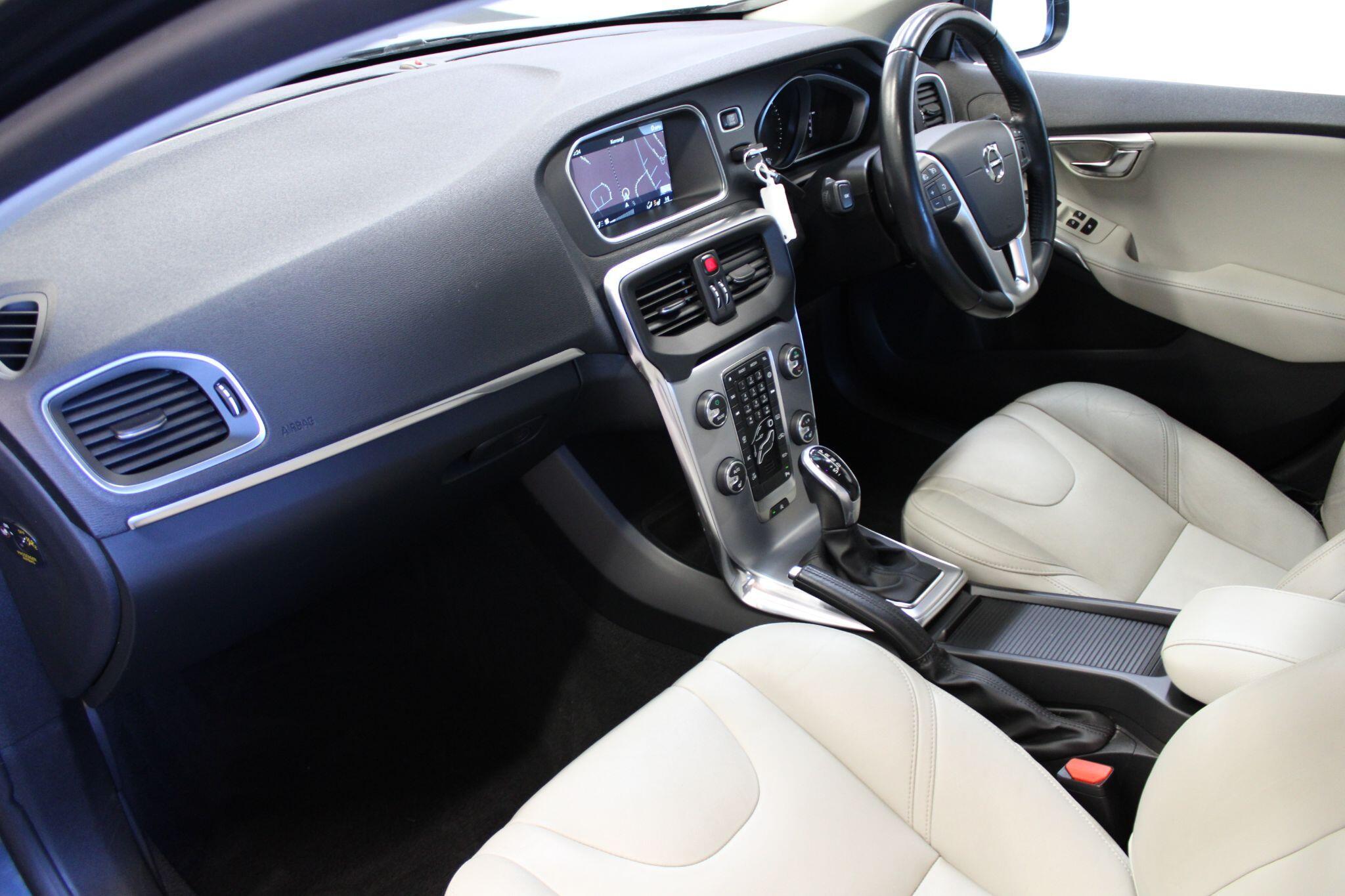 Volvo V40 - Image 2