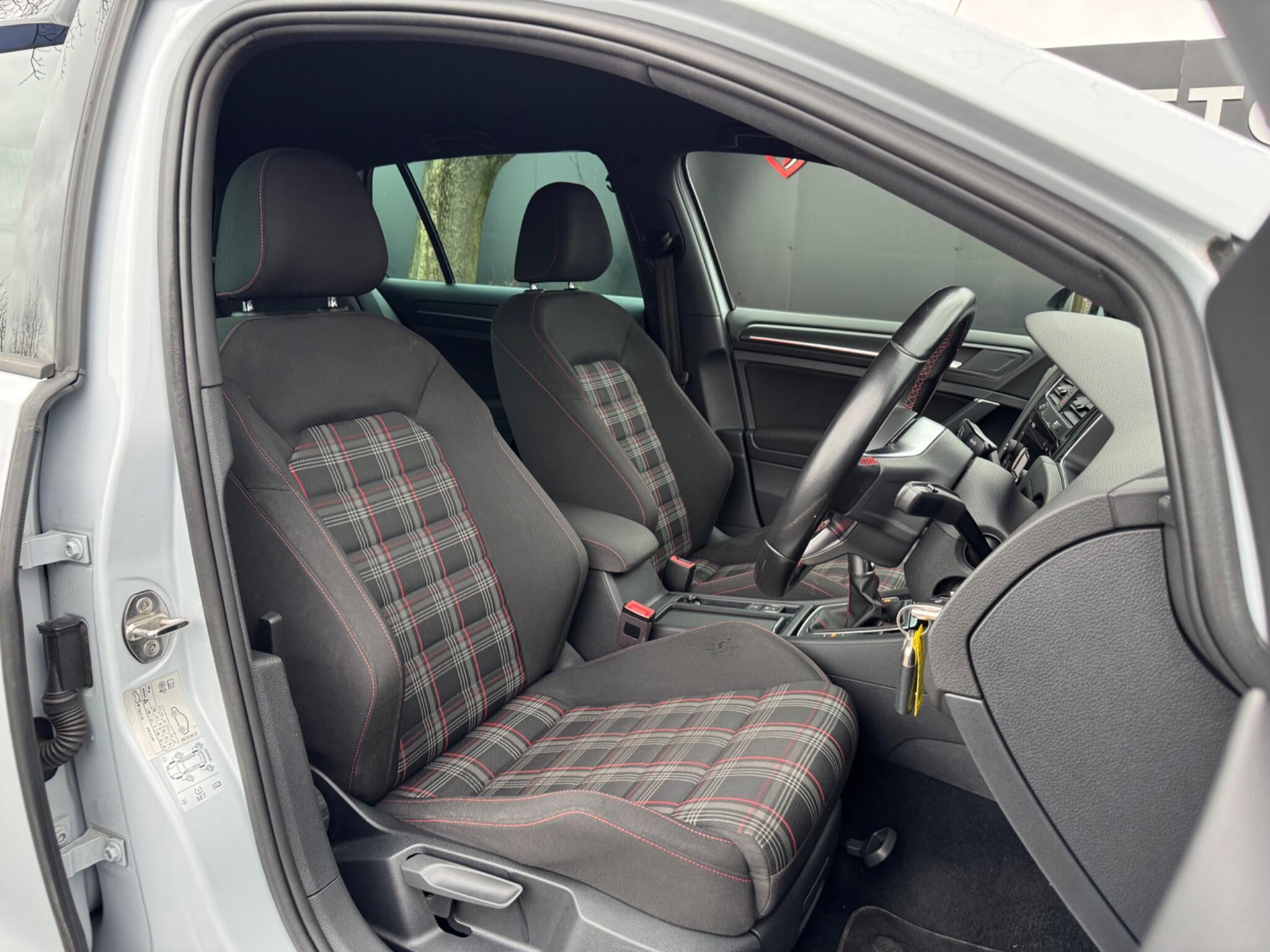 Volkswagen Golf - Image 14