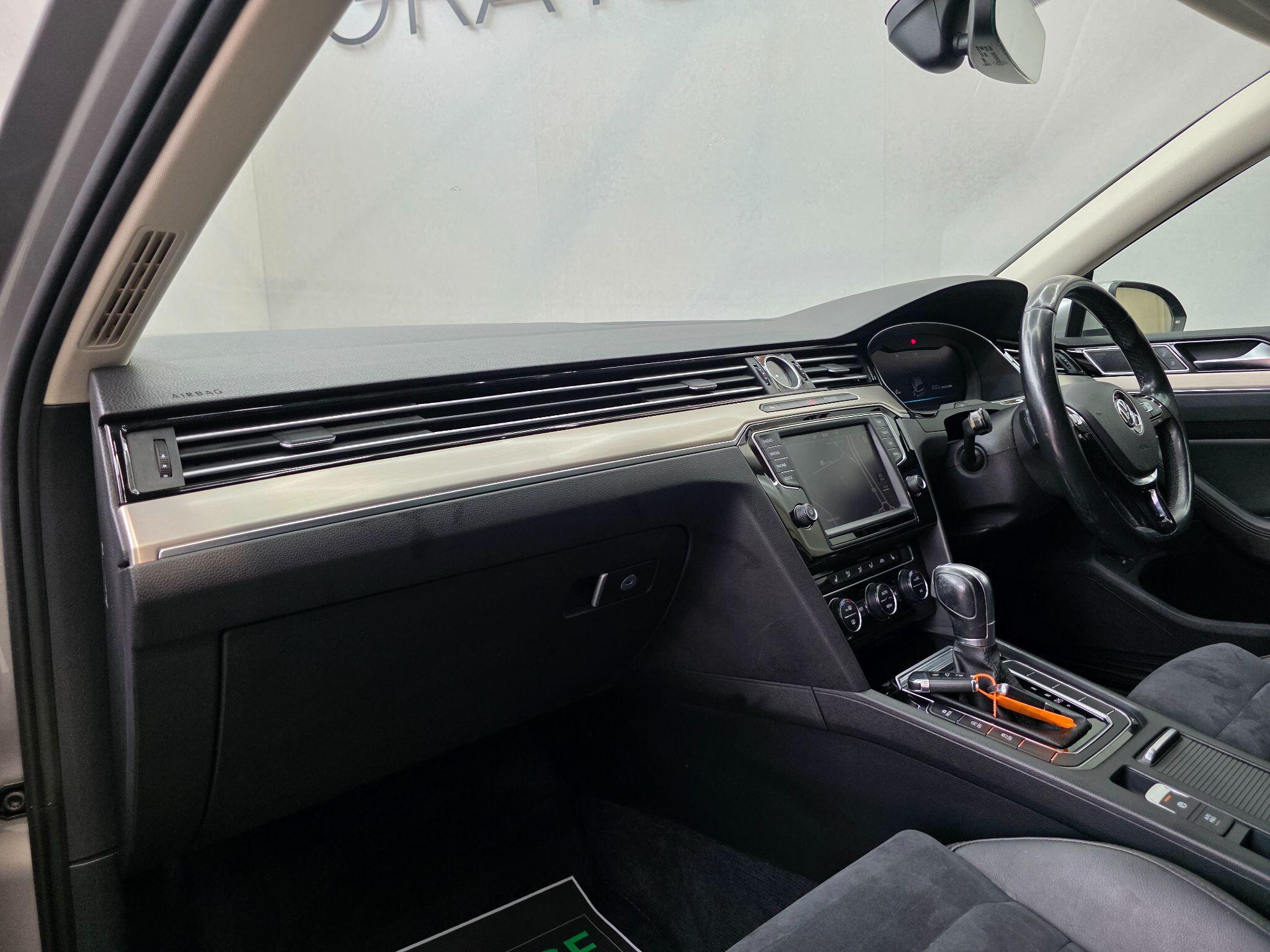 Volkswagen Passat - Image 15