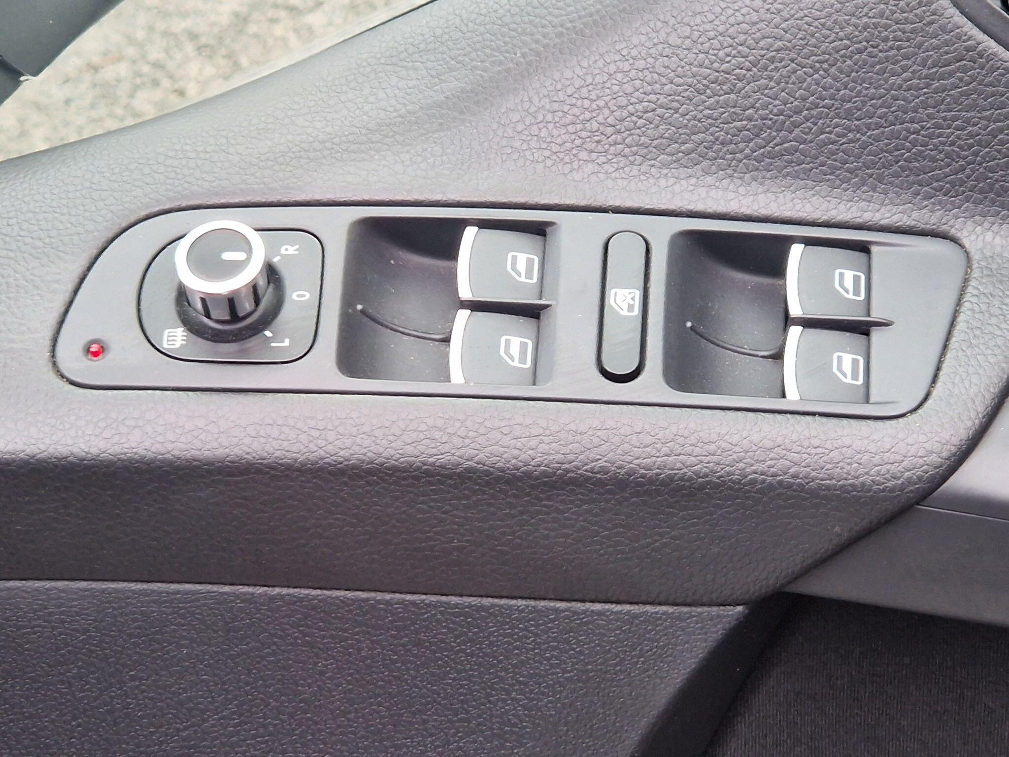 Volkswagen Tiguan - Image 32