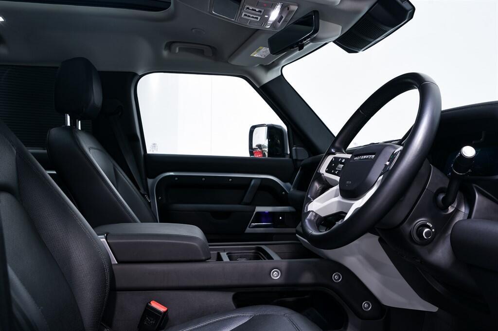 Land Rover Defender 110 - Image 15
