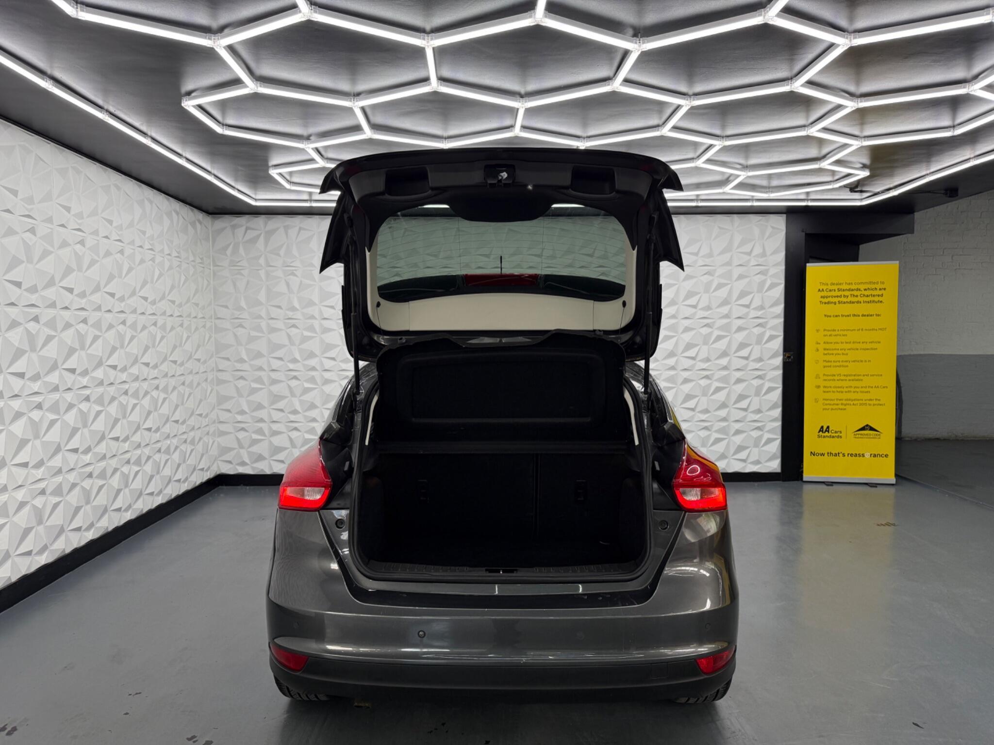 Ford Focus - Image 21