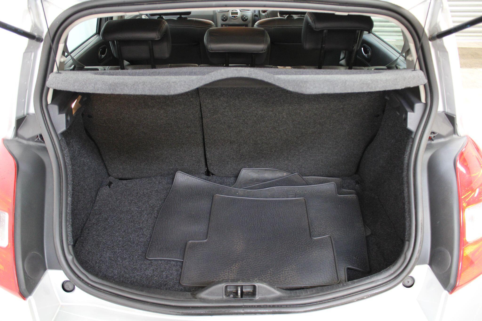 Renault Megane - Image 40