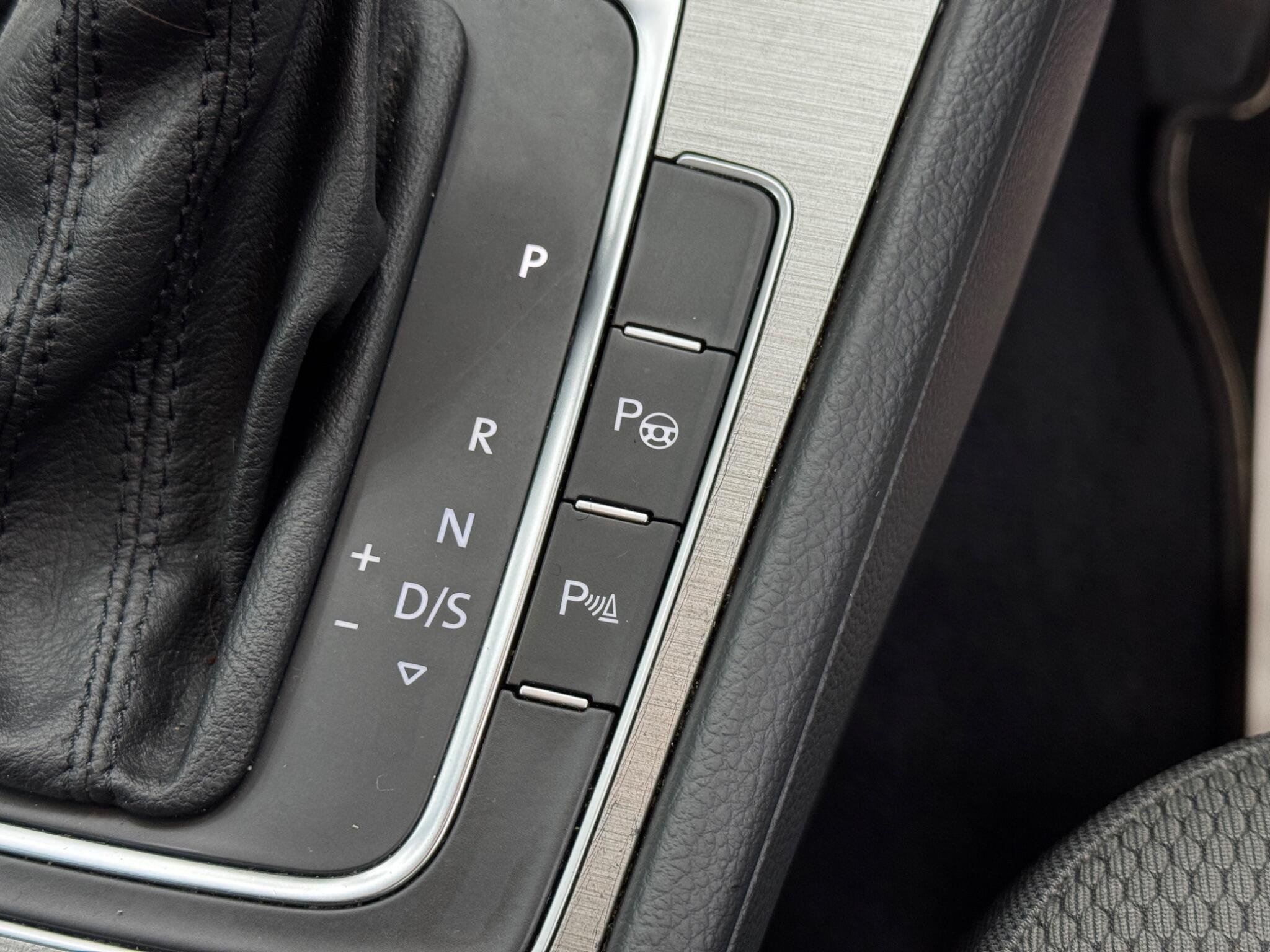 Volkswagen Golf - Image 26