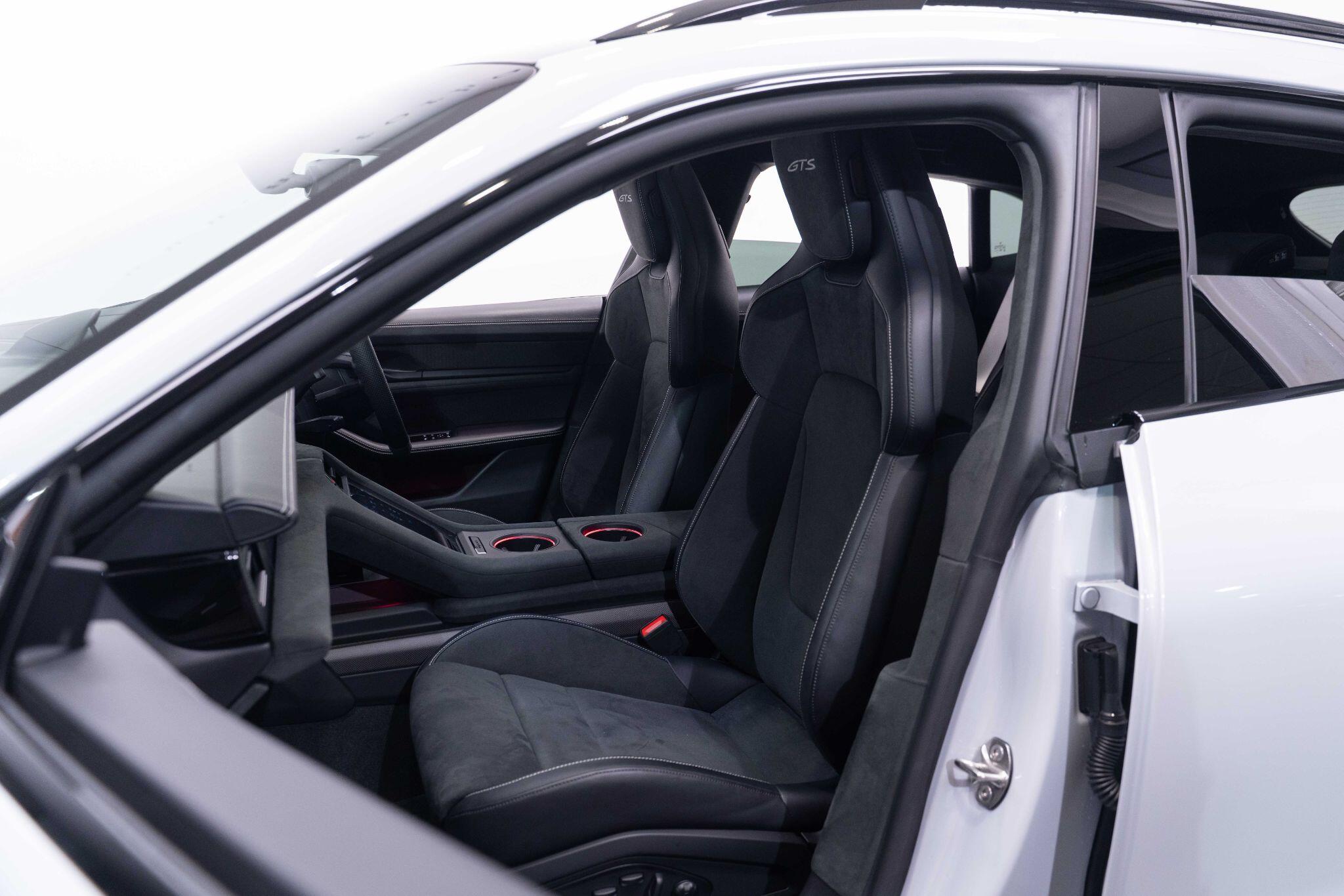 Porsche Taycan - Image 21