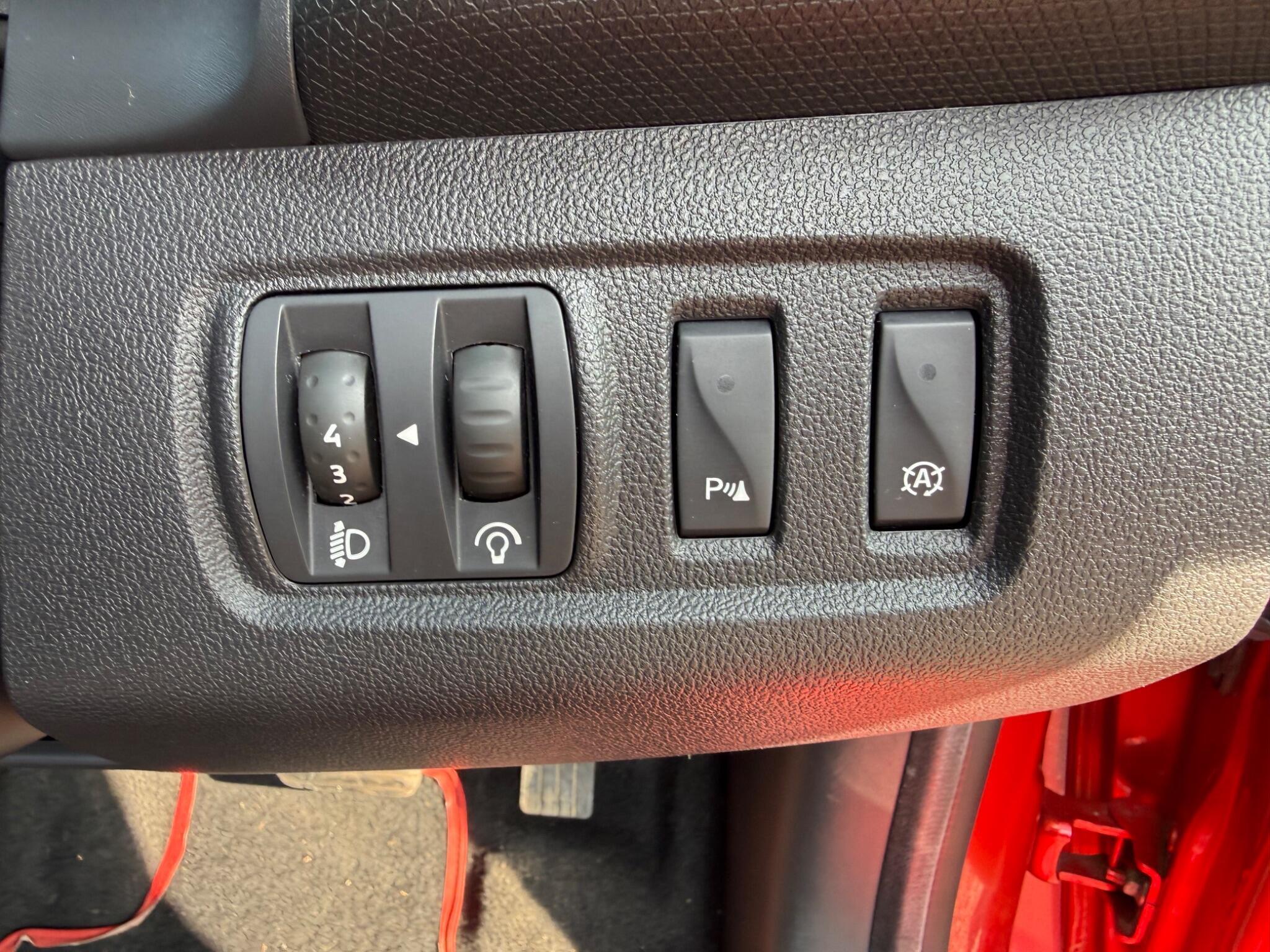 Renault Clio - Image 25