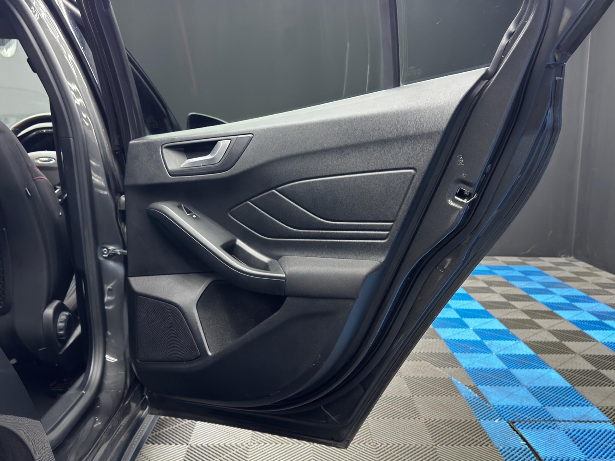 Ford Focus - Image 40