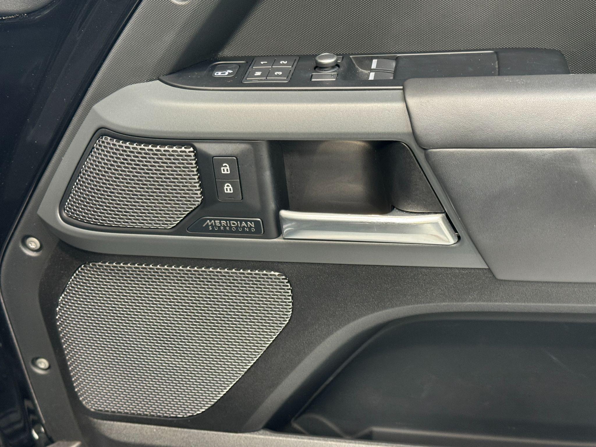 Land Rover Defender 90 - Image 62