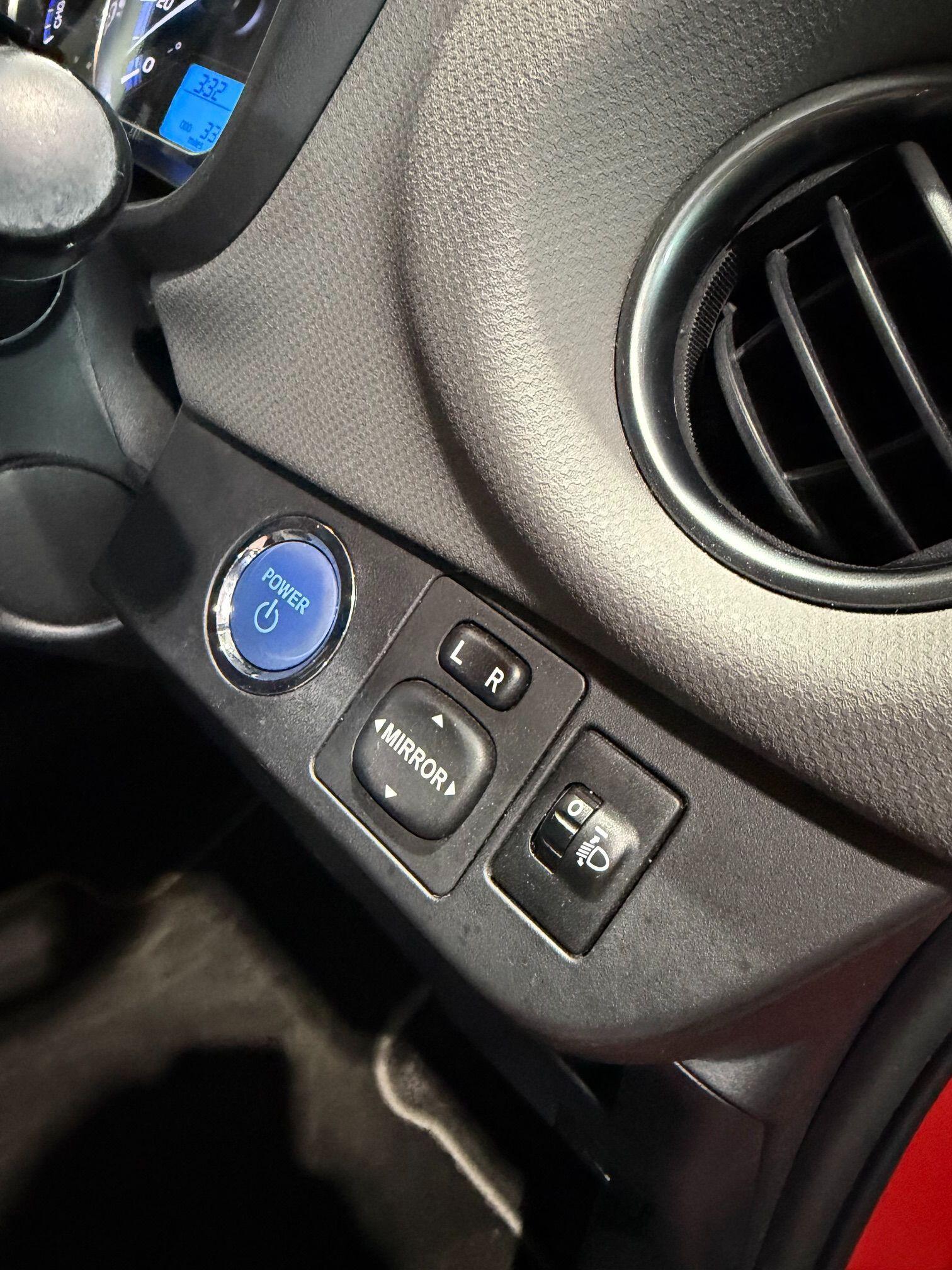 Toyota Yaris - Image 18