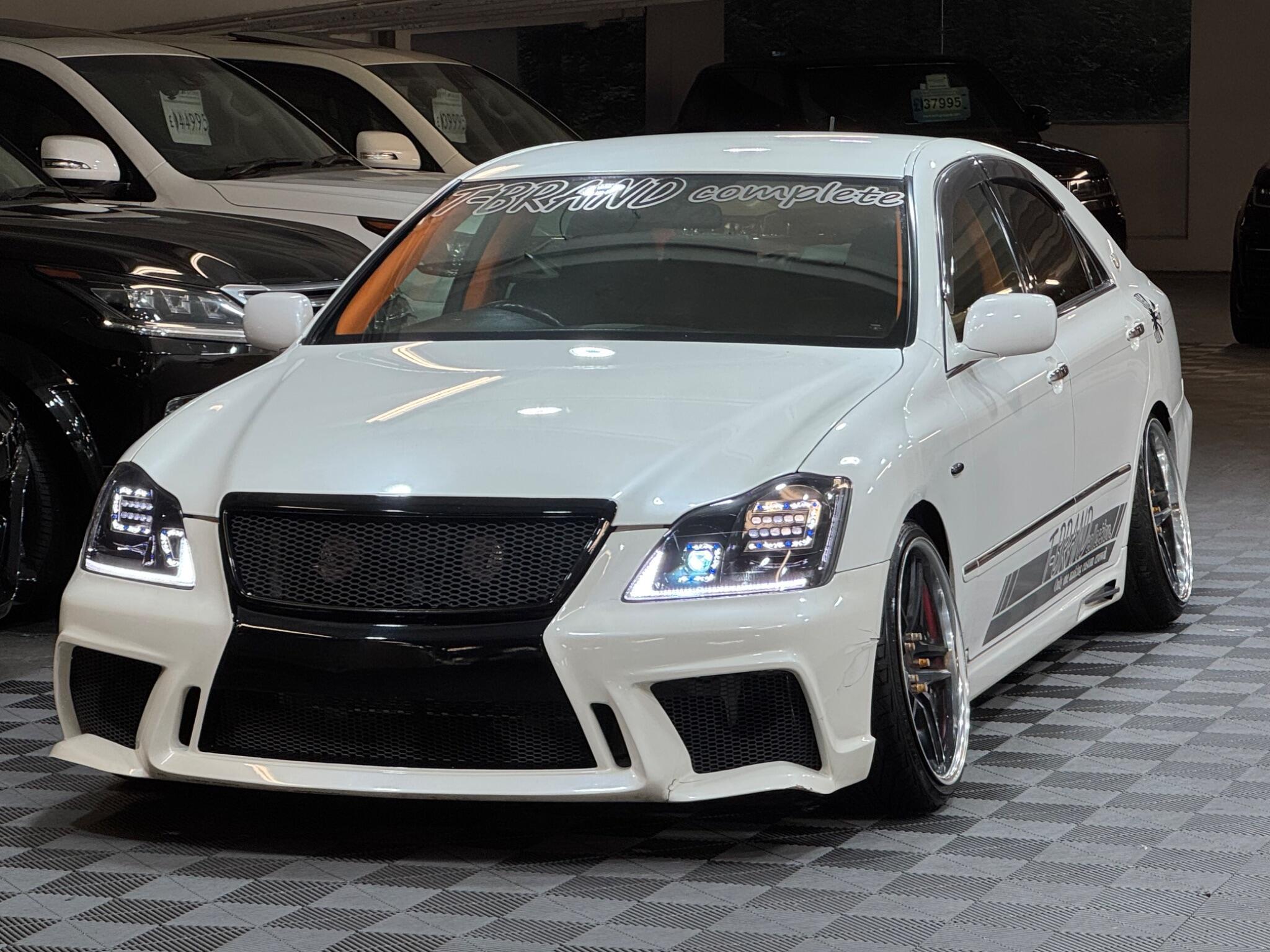 Toyota CROWN - Image 5