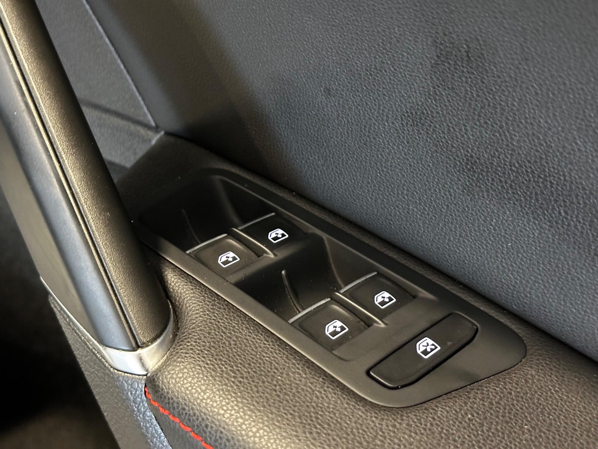 Volkswagen Golf - Image 12
