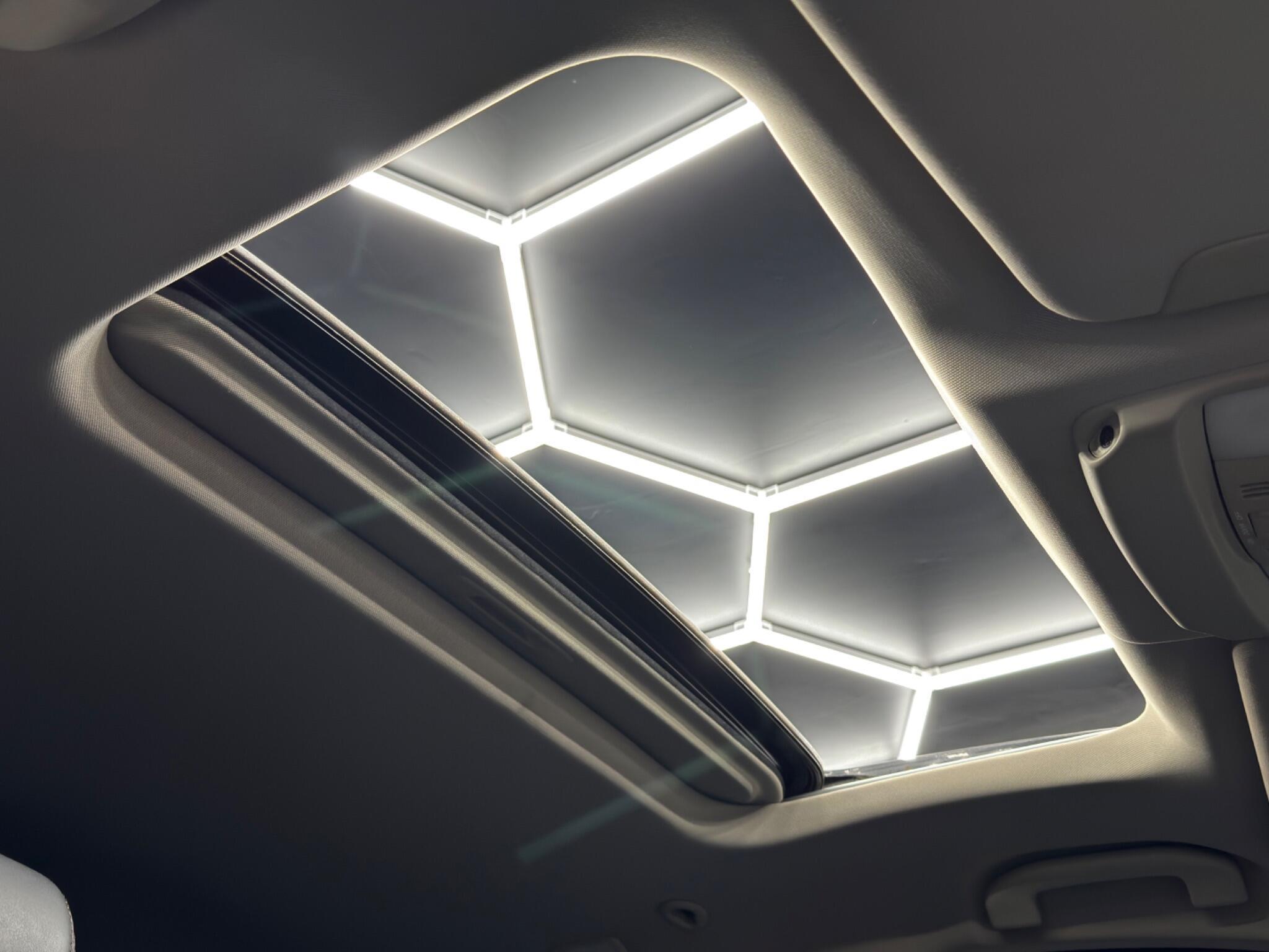 Infiniti QX70 - Image 34