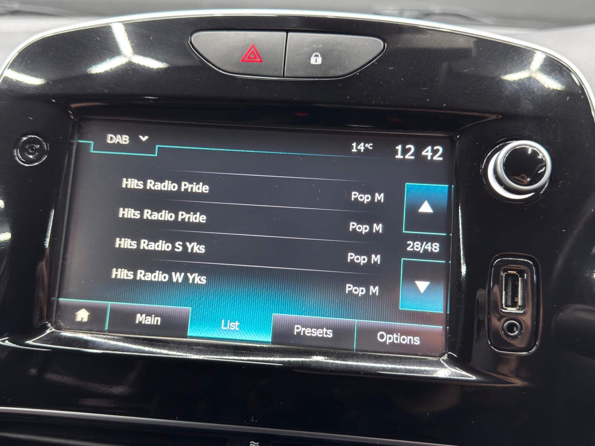 Renault Clio - Image 30