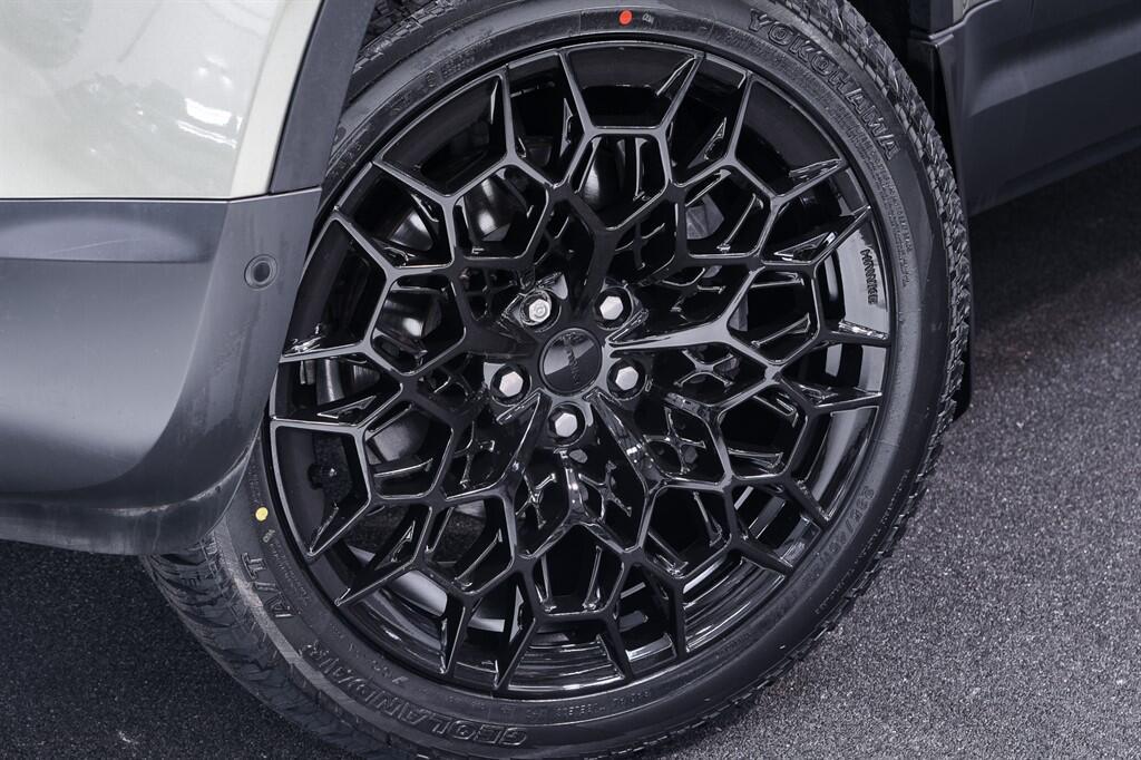 Land Rover Defender 110 - Image 6