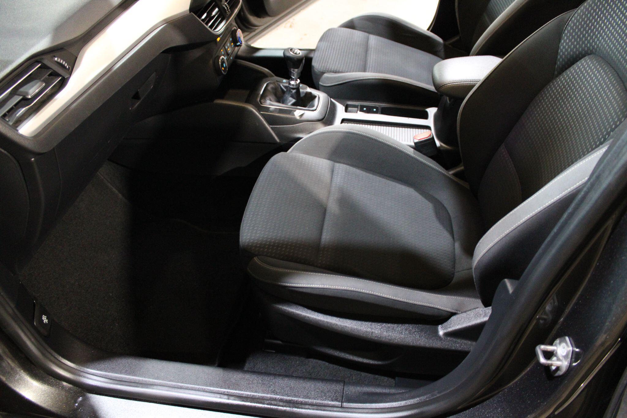 Ford Focus - Image 18