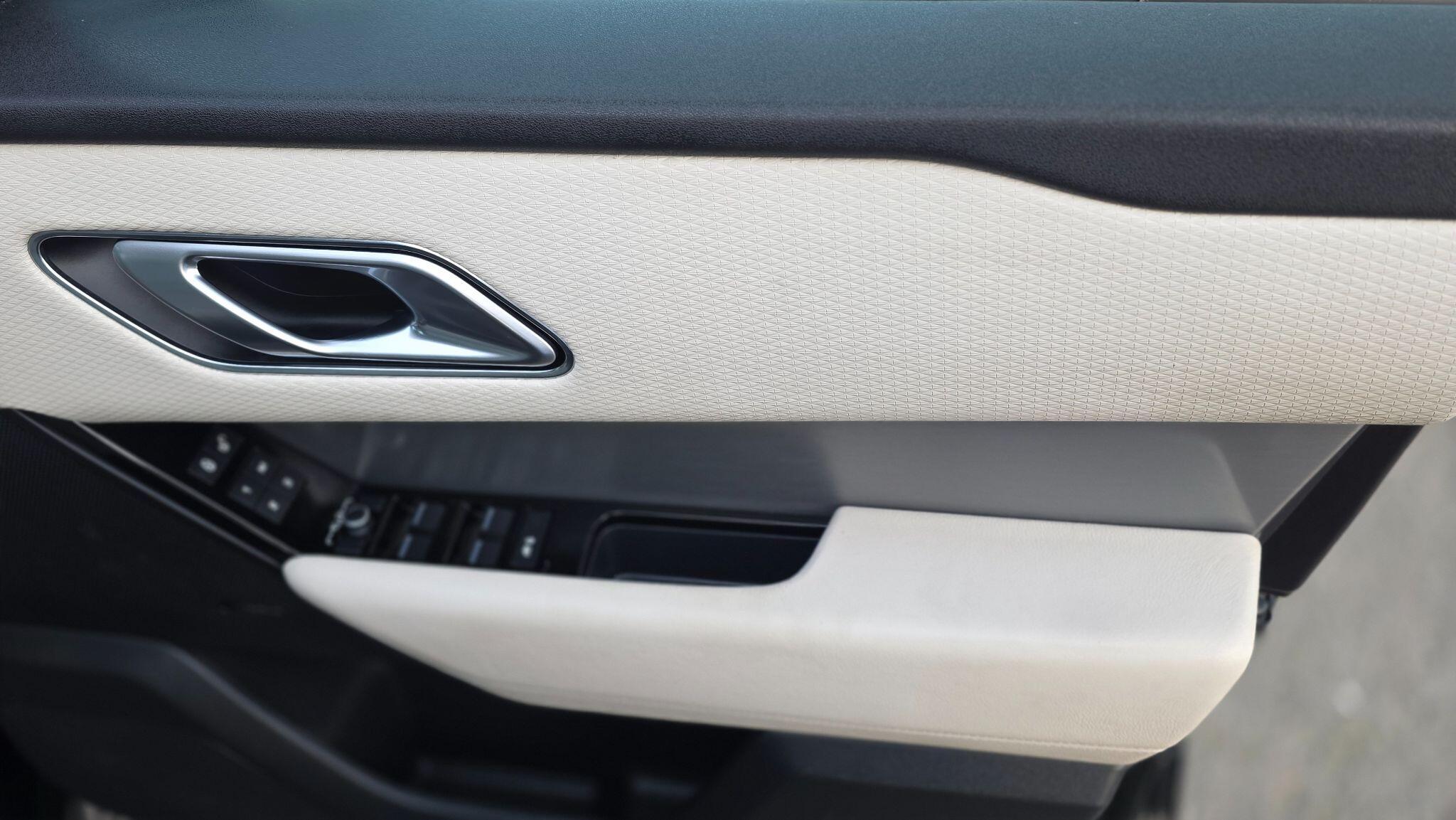 Land Rover Range Rover Velar - Image 38
